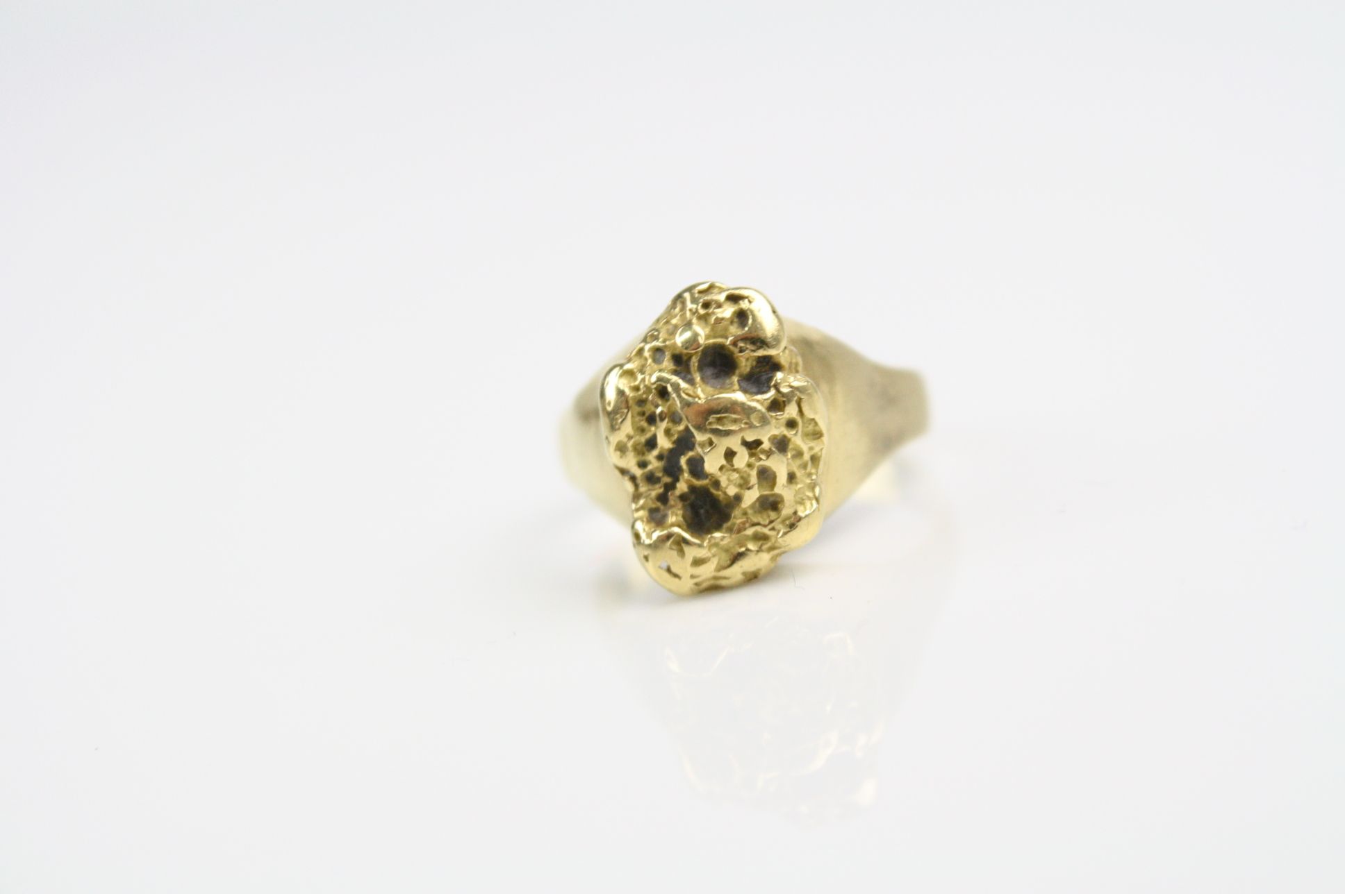 Yellow metal nugget ring, tapered shoulders, ring size O, tests as 22ct gold - Image 6 of 6
