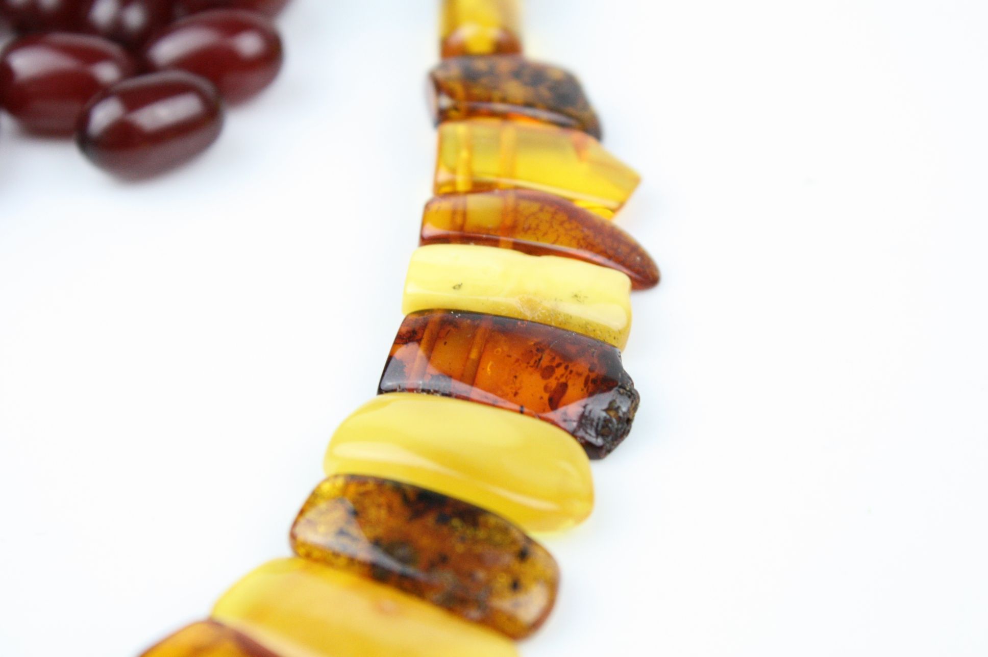 Amber and clarified amber fringe necklace, comprising various shades of amber, bakelite screw clasp; - Image 5 of 11