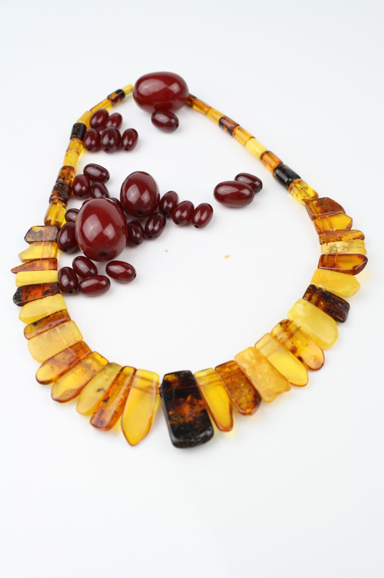 Amber and clarified amber fringe necklace, comprising various shades of amber, bakelite screw clasp; - Image 9 of 11