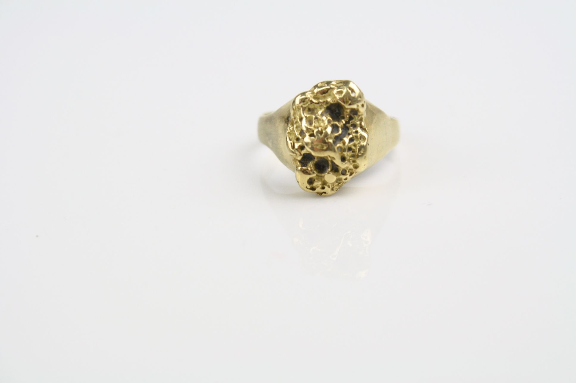 Yellow metal nugget ring, tapered shoulders, ring size O, tests as 22ct gold