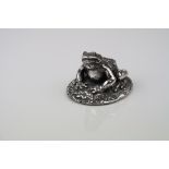 Silver paperweight modelled as a frog, filled, makers Camelot Silverware, Sheffield 1996, length