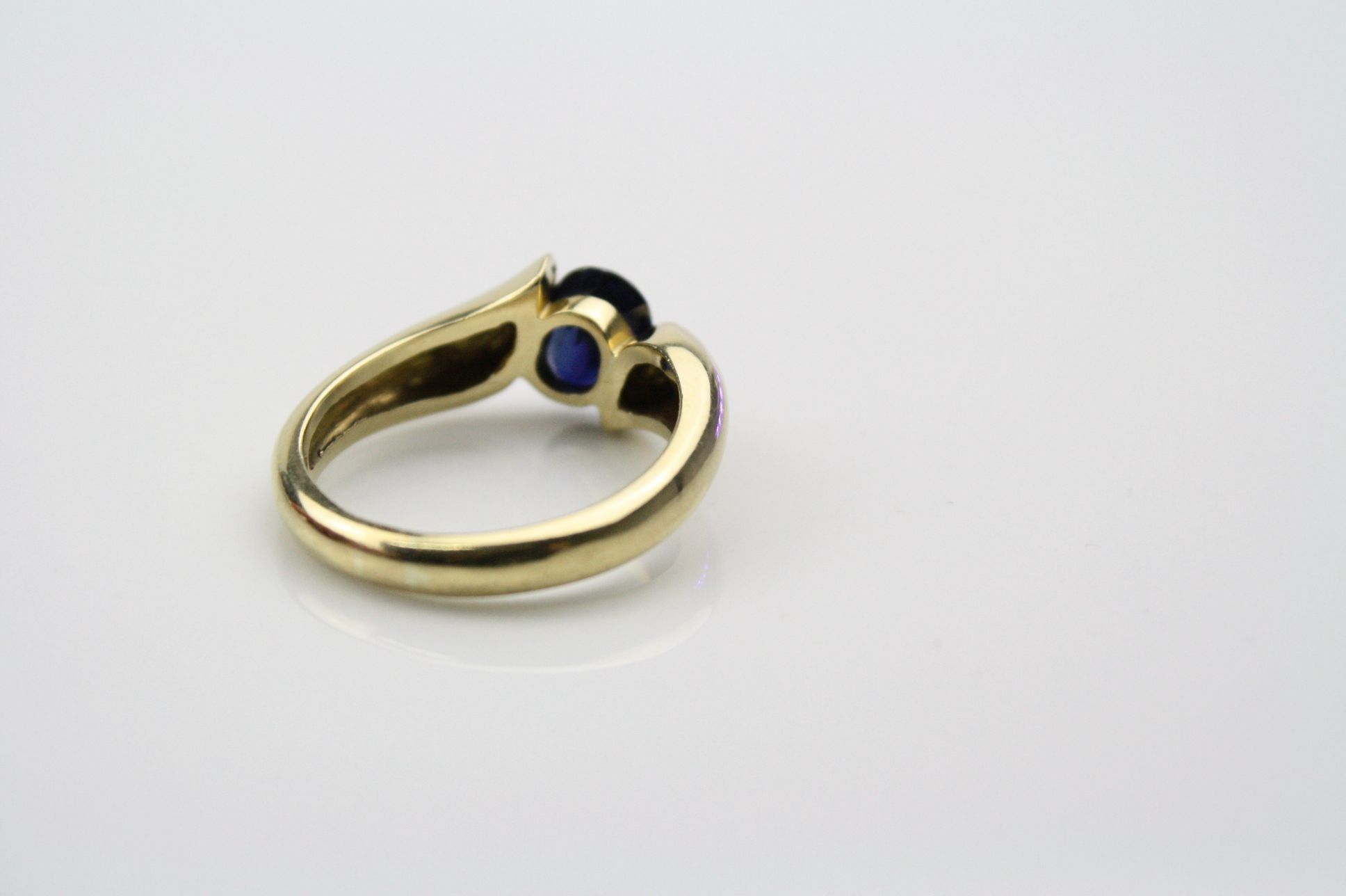 Sapphire yellow metal ring, the oval mixed cut blue sapphire measuring approximately 8mm x 5.5mm, - Image 3 of 5