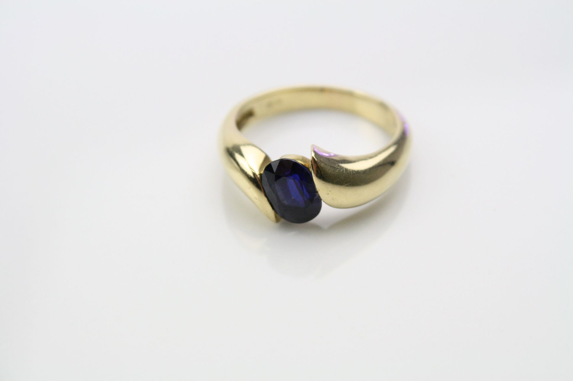Sapphire yellow metal ring, the oval mixed cut blue sapphire measuring approximately 8mm x 5.5mm, - Image 5 of 5