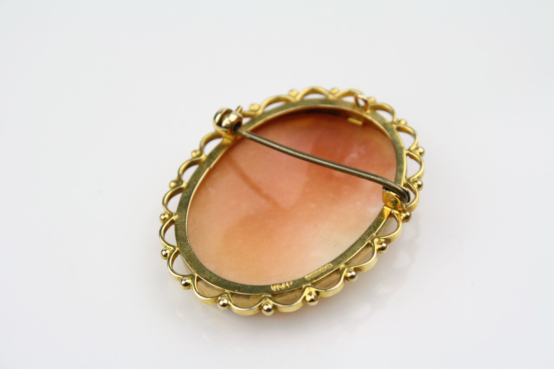 Shell cameo 9ct yellow gold brooch, the cameo depicting female profile, collet setting, scroll and - Image 3 of 4