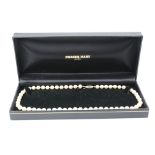 Single strand pearl necklace, comprising fifty-eight cream spherical cultured pearls, pink and green