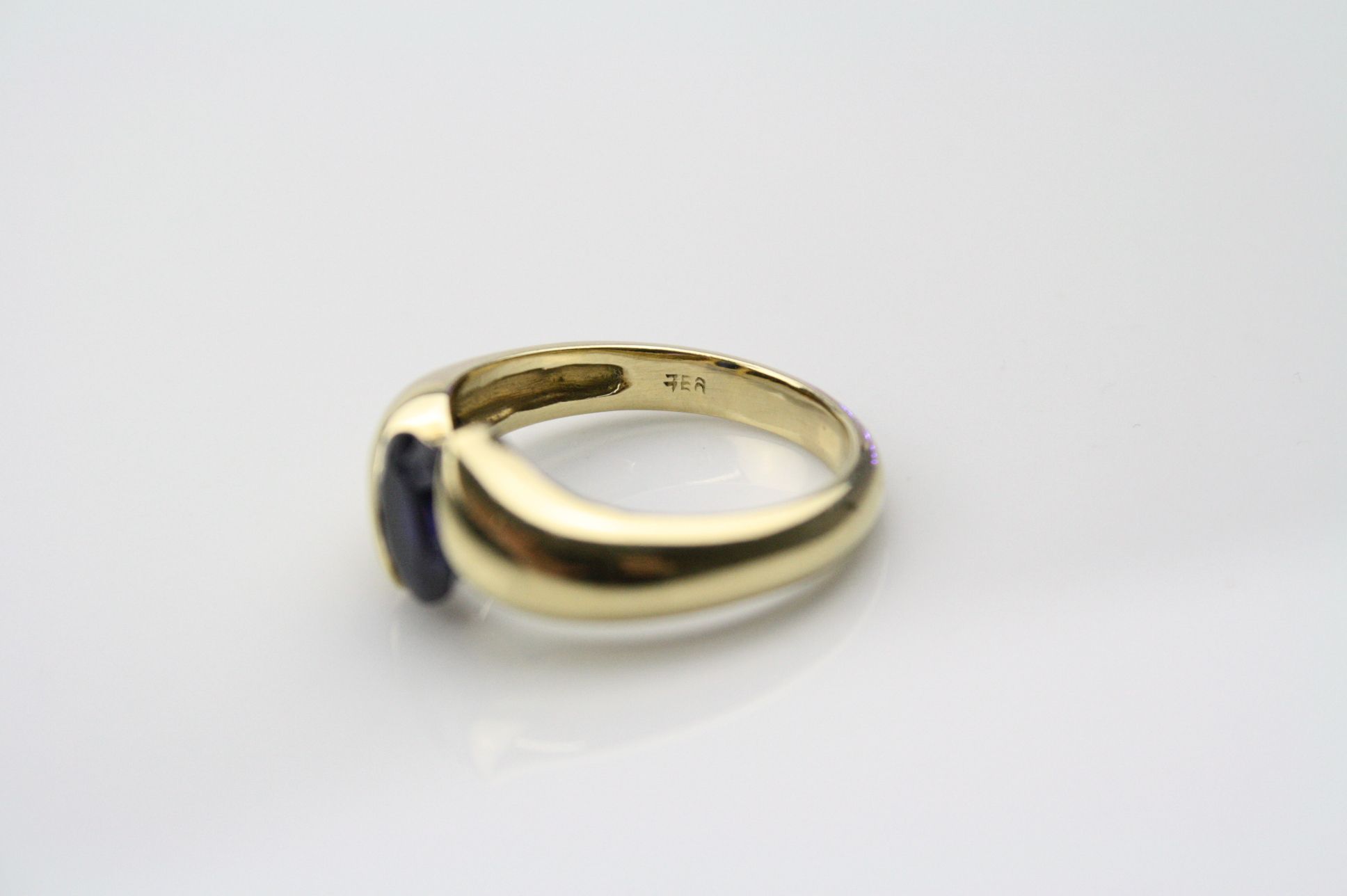 Sapphire yellow metal ring, the oval mixed cut blue sapphire measuring approximately 8mm x 5.5mm, - Image 4 of 5