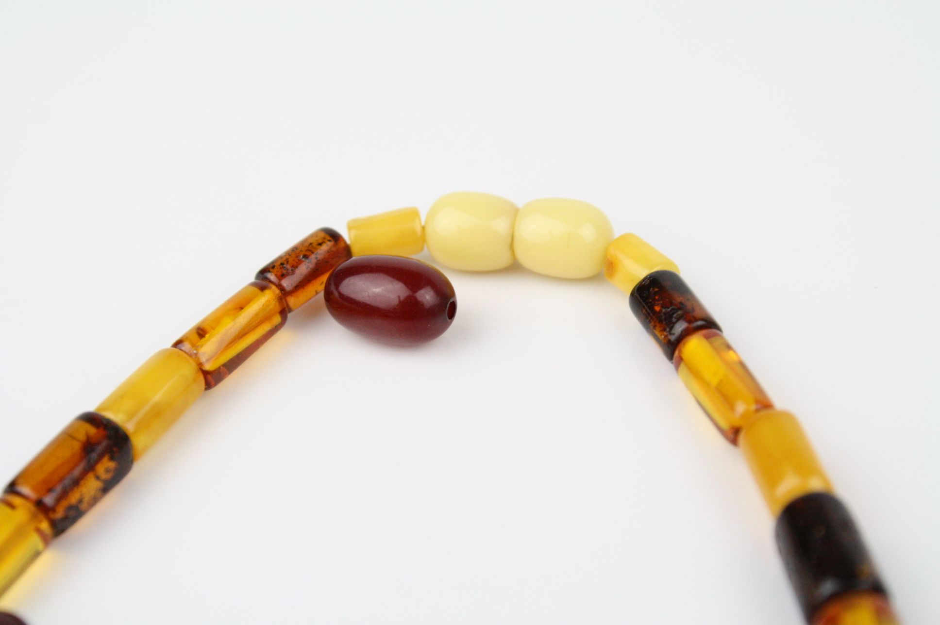 Amber and clarified amber fringe necklace, comprising various shades of amber, bakelite screw clasp; - Image 7 of 11