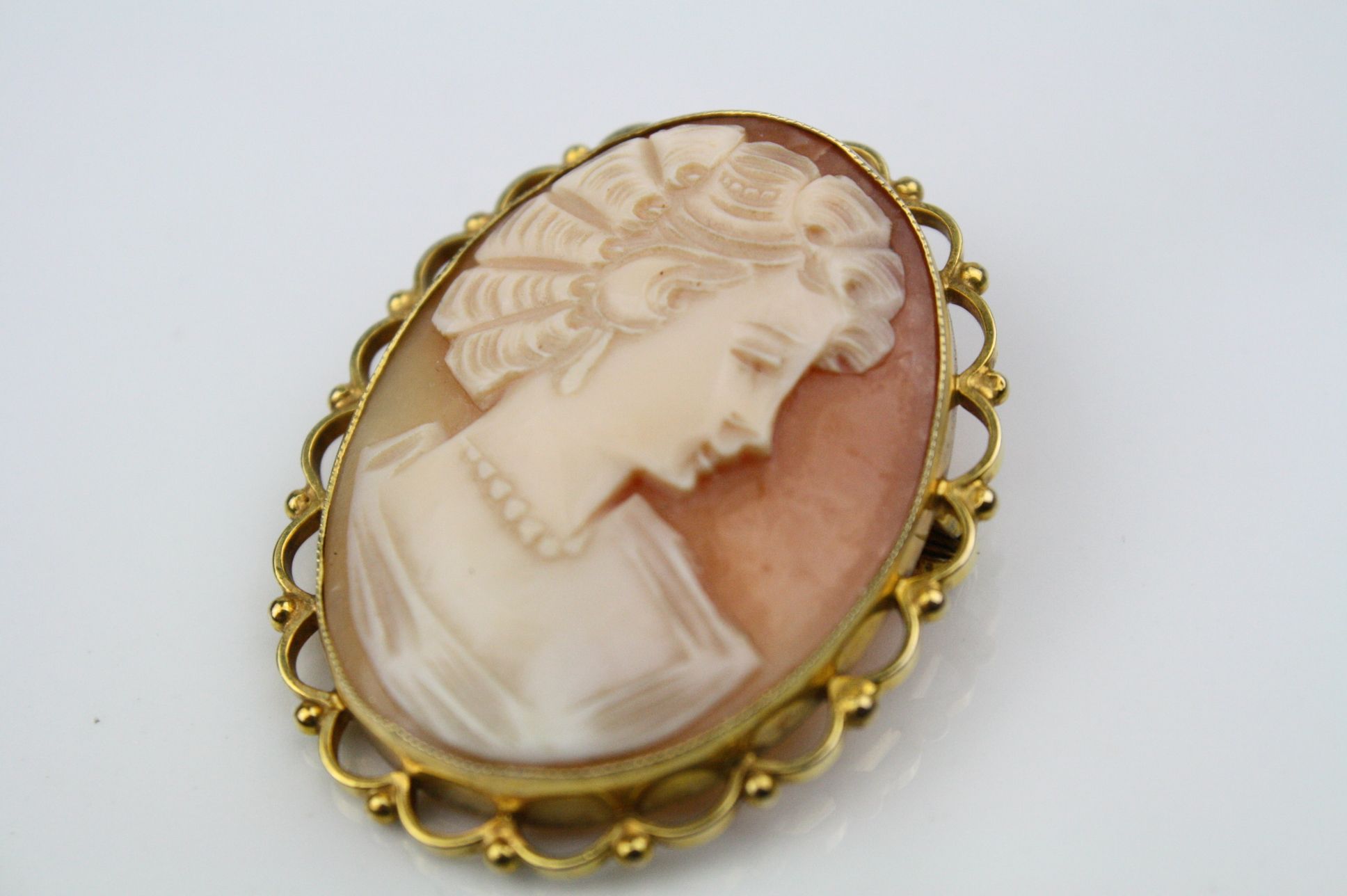Shell cameo 9ct yellow gold brooch, the cameo depicting female profile, collet setting, scroll and - Image 4 of 4