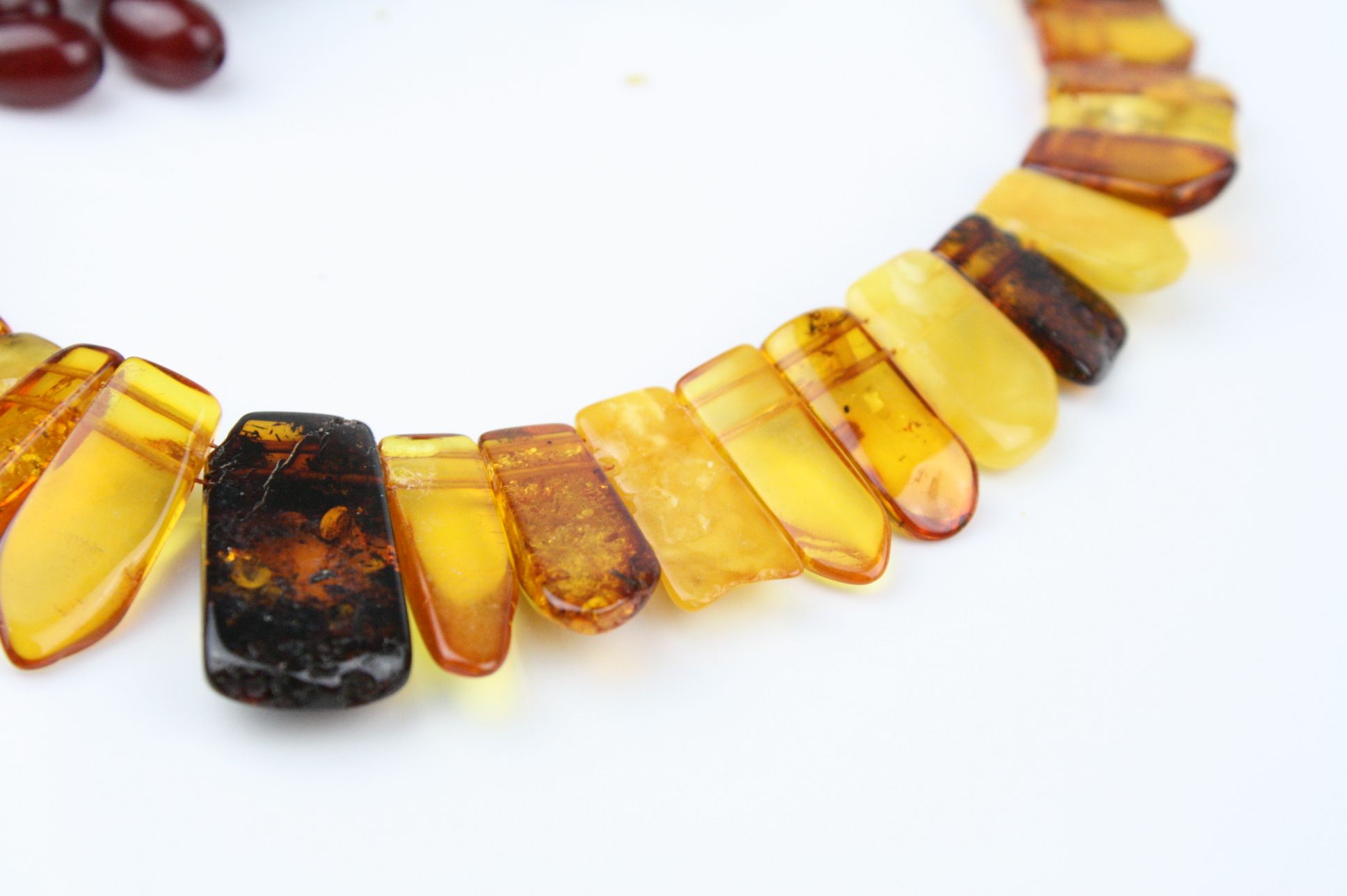 Amber and clarified amber fringe necklace, comprising various shades of amber, bakelite screw clasp; - Image 10 of 11