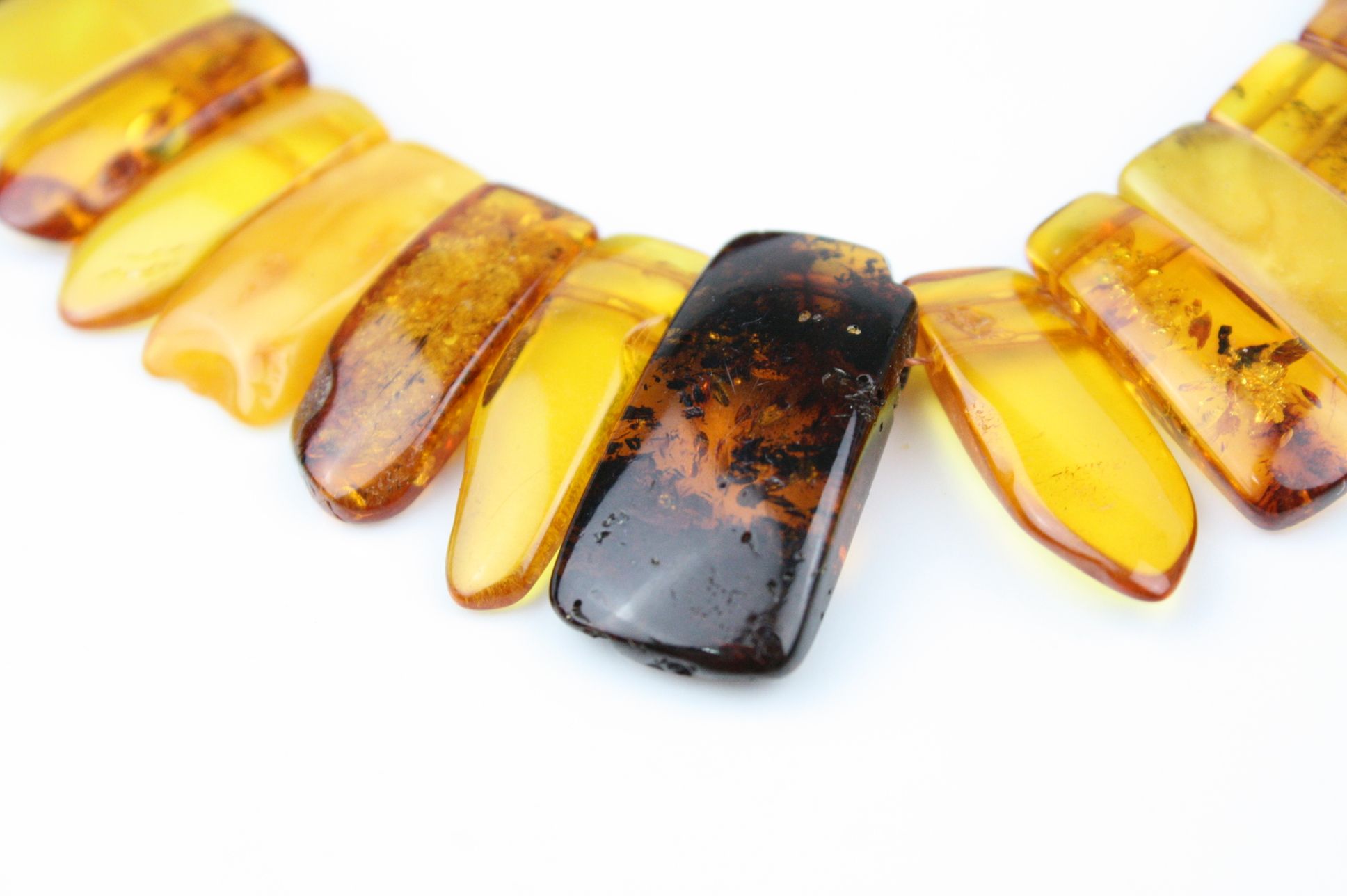 Amber and clarified amber fringe necklace, comprising various shades of amber, bakelite screw clasp; - Image 8 of 11