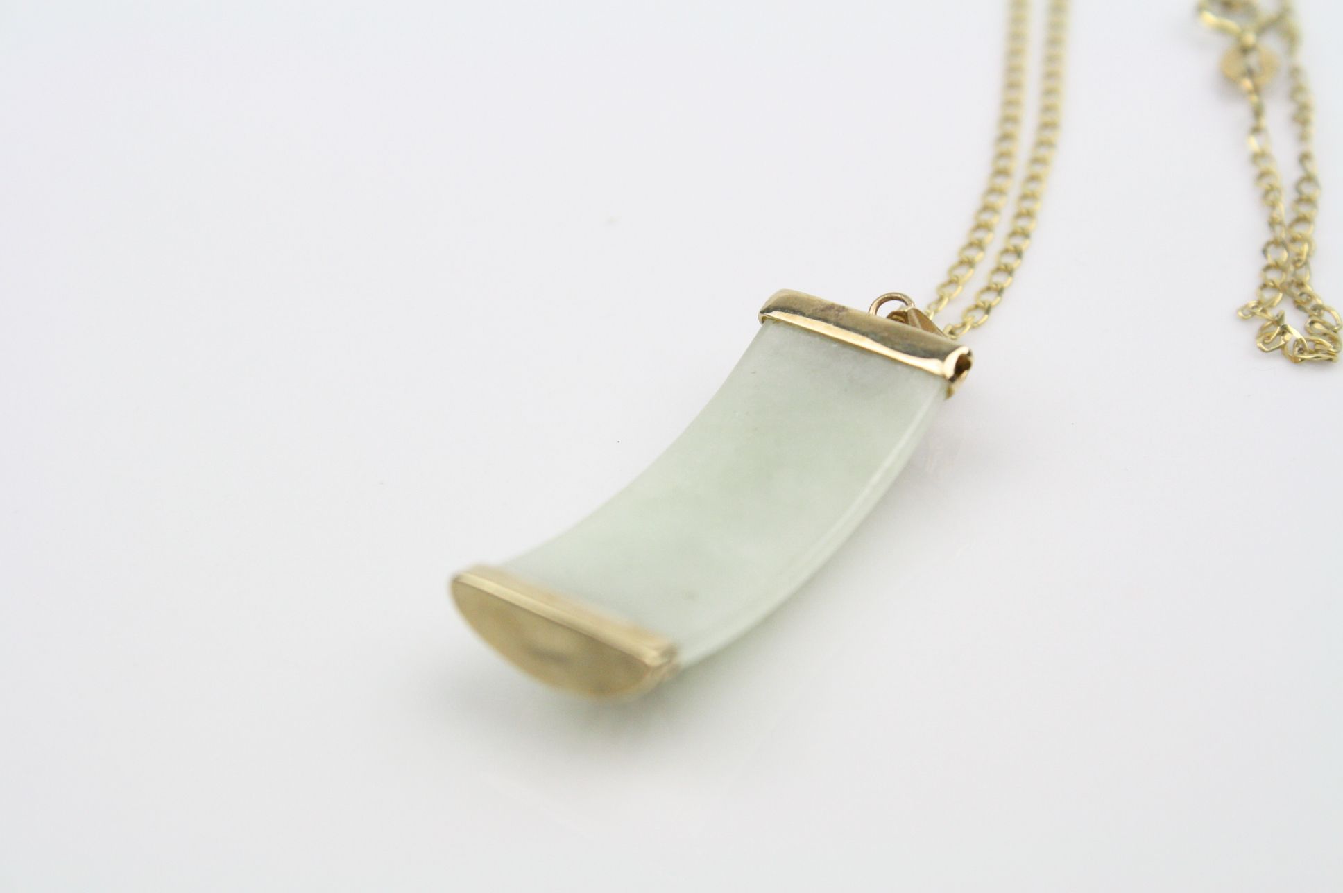 Jade 9ct yellow gold pendant necklace, the rectangular convex cabochon jade measuring - Image 3 of 4