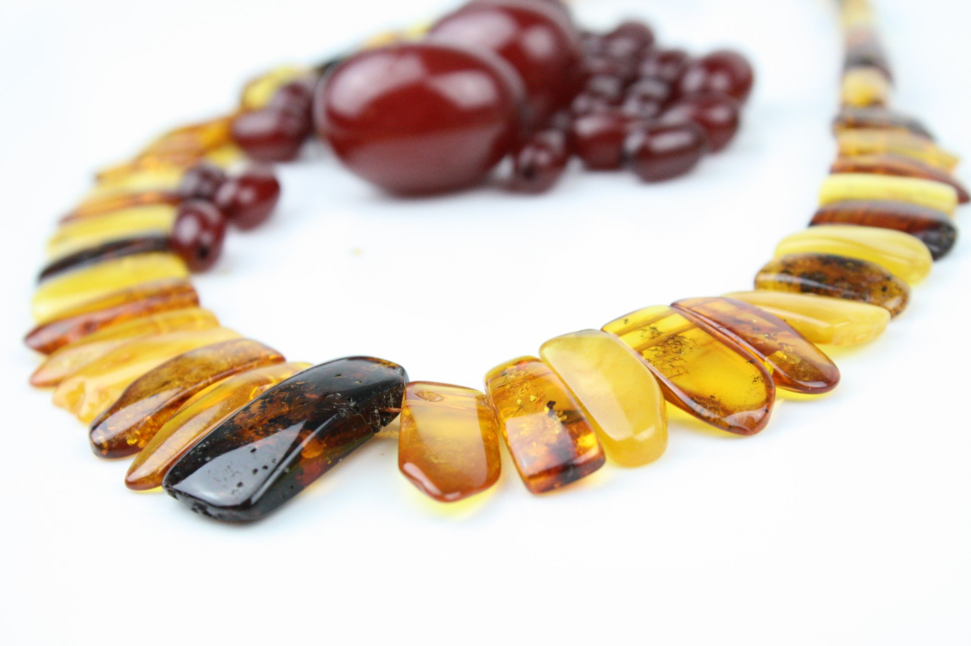 Amber and clarified amber fringe necklace, comprising various shades of amber, bakelite screw clasp; - Image 2 of 11