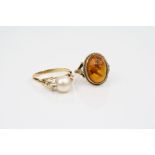 Amber 9ct yellow gold dress ring, rub over setting with rope twist surround, fleur-de-lis shoulders,