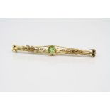 Edwardian peridot 9ct yellow gold bar brooch, the central round mixed cut peridot diameter