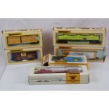 Six boxed Bachmann HO gauge items to include Santa Fe locomotive, 4 x rolling stock and Power