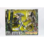 Boxed Kenner 27790 Aliens vs Predator 10th Anniversary The Ultimate Battle figure set, vg