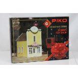 Boxed G scale Piko 62201 Christmas Series Robins Toy Show plastic model kit, unbuilt and vg