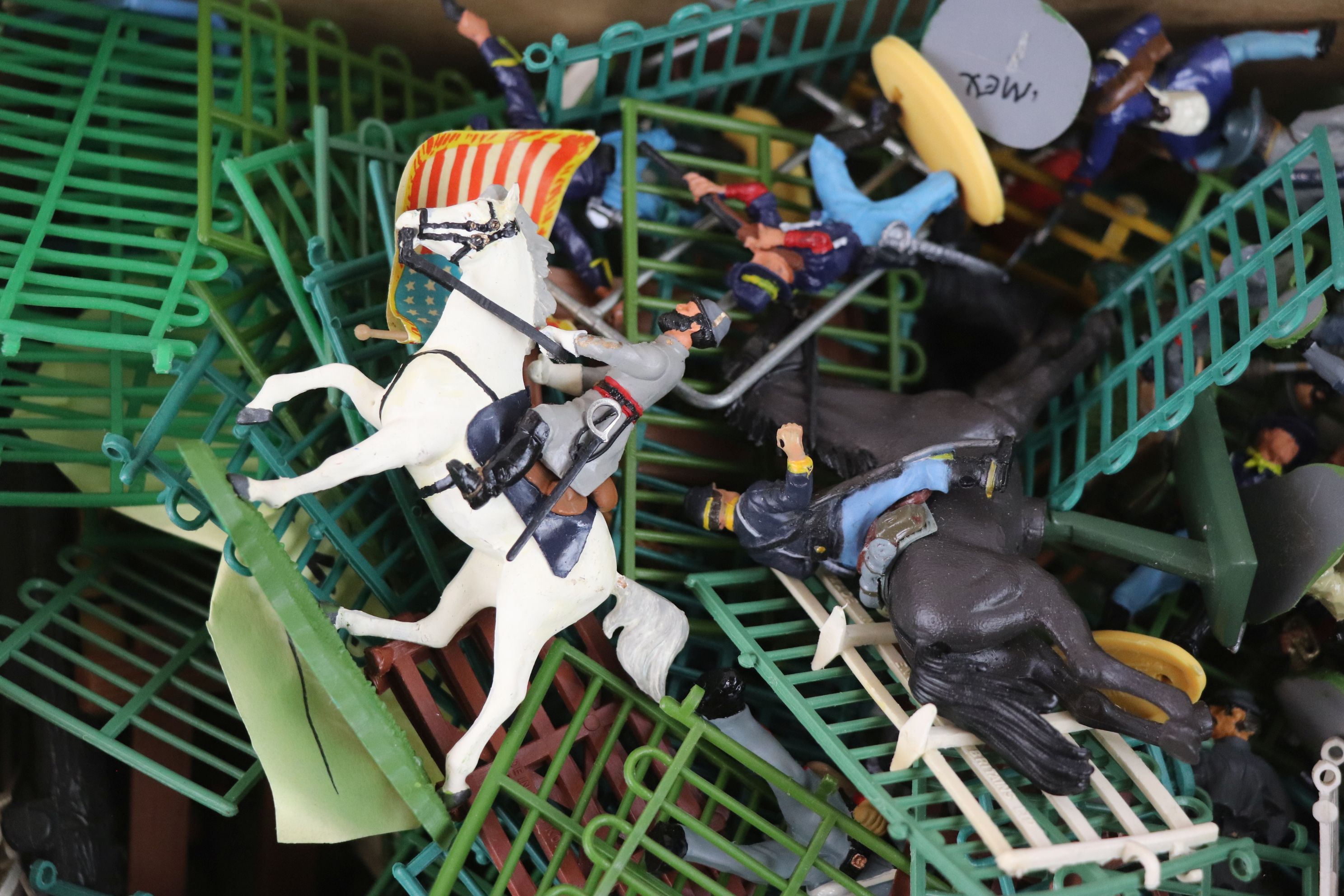 Group of plastic figures and accessories to include Britains featuring farm & American Civil War - Image 4 of 7