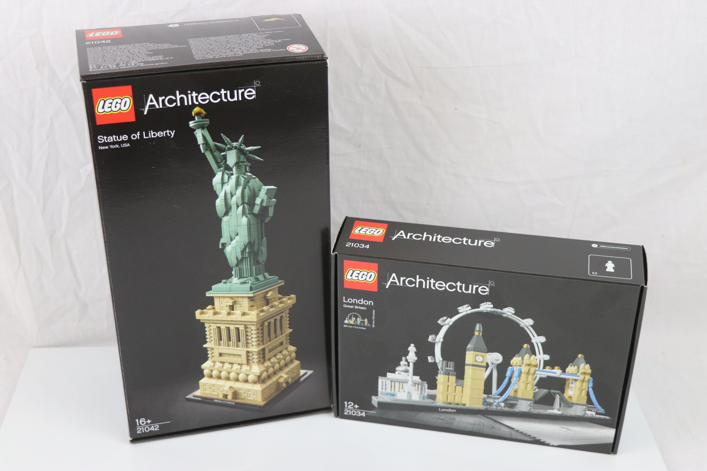 Lego - Two boxed Lego Architecture sets to include 21042 Statue of Liberty and 21034 London, both - Image 2 of 14