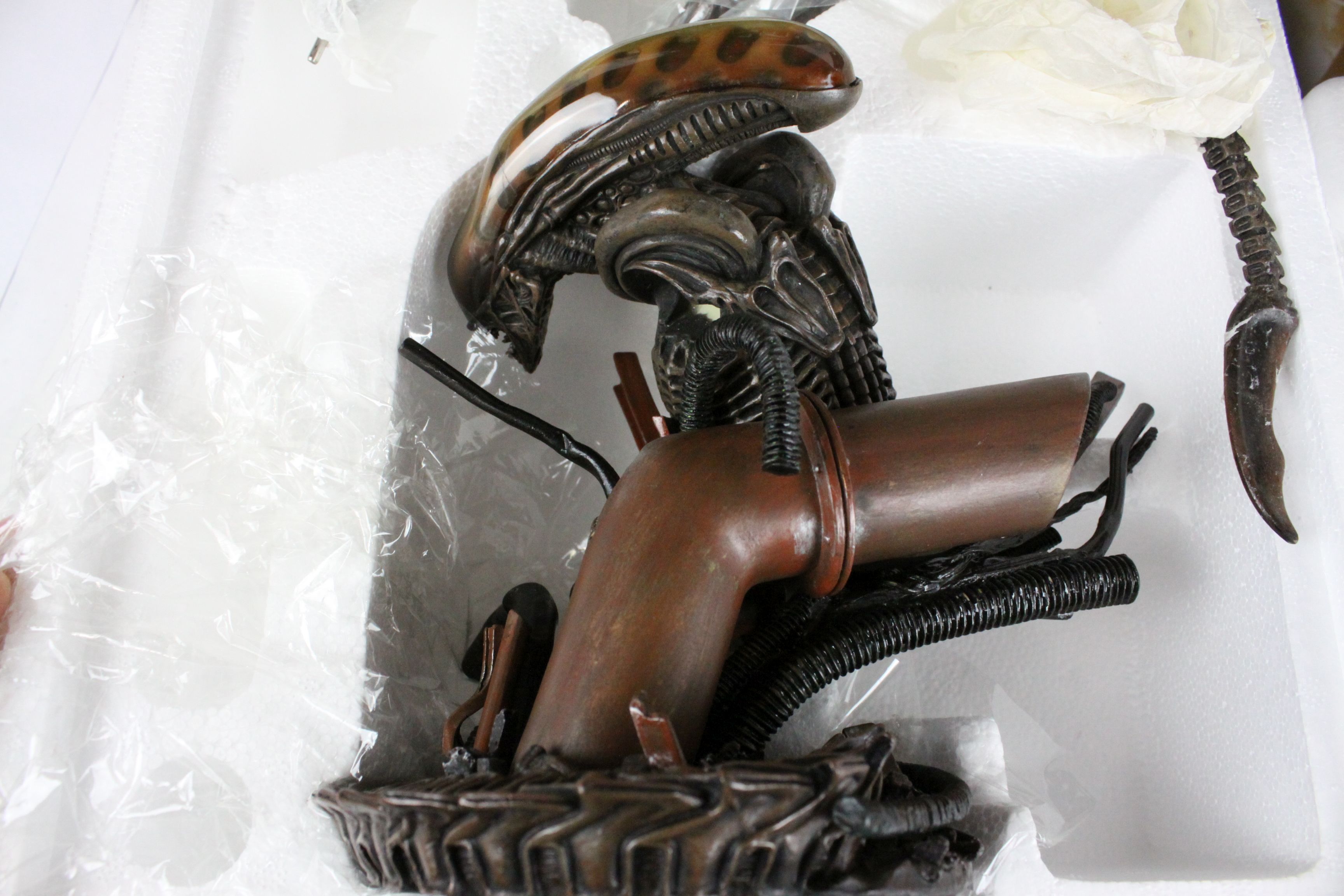 Two boxed Palisades Play With It! Alien 3 statues/busts to include Dog Alien Mini Bust and Alien - Image 4 of 10