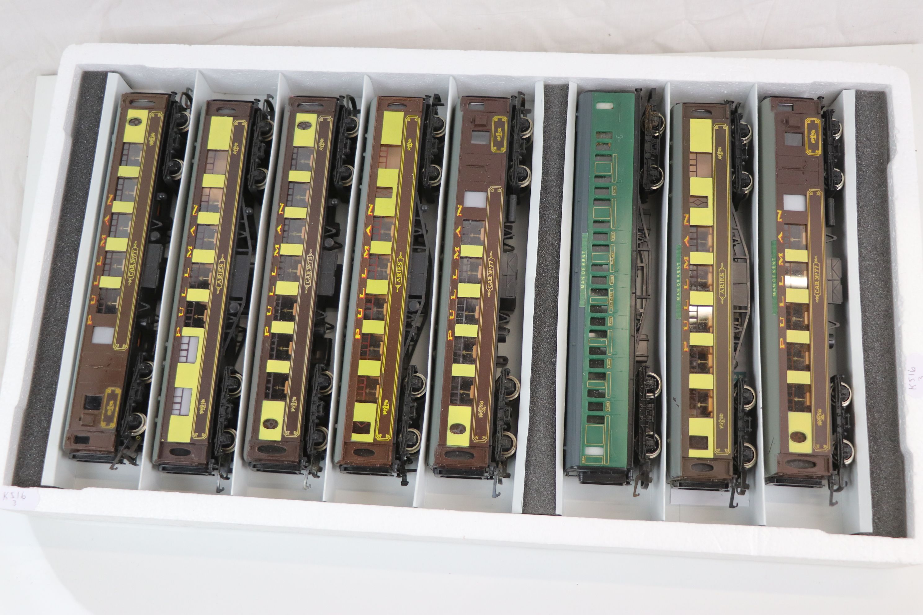 Seven Wrenn OO gauge Pullman coaches plus a Hornby Southern coach - Image 3 of 7