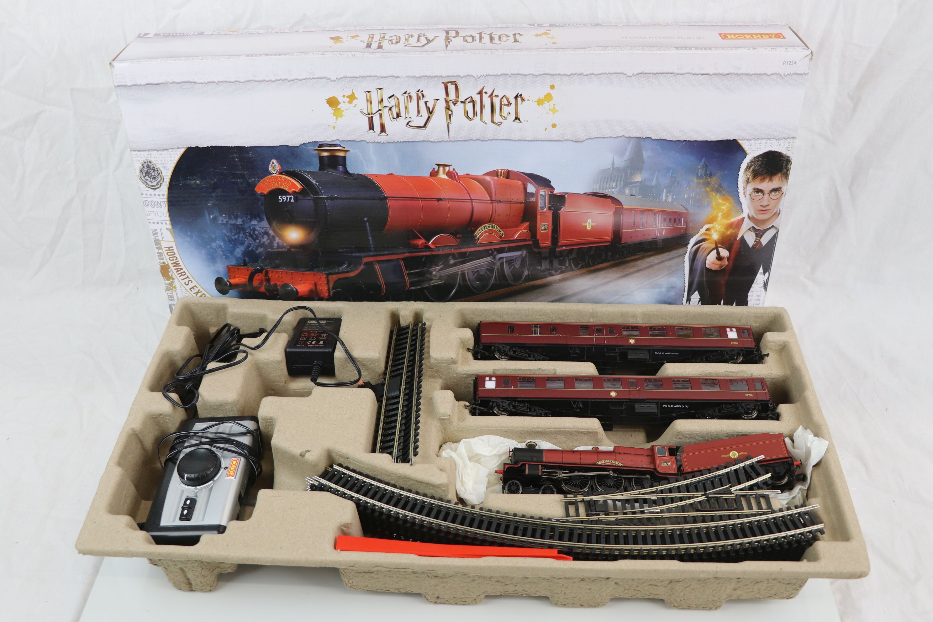 Boxed Hornby OO gauge R1234 Harry Potter Hogwarts Express electric train set with locomotive and - Image 3 of 6