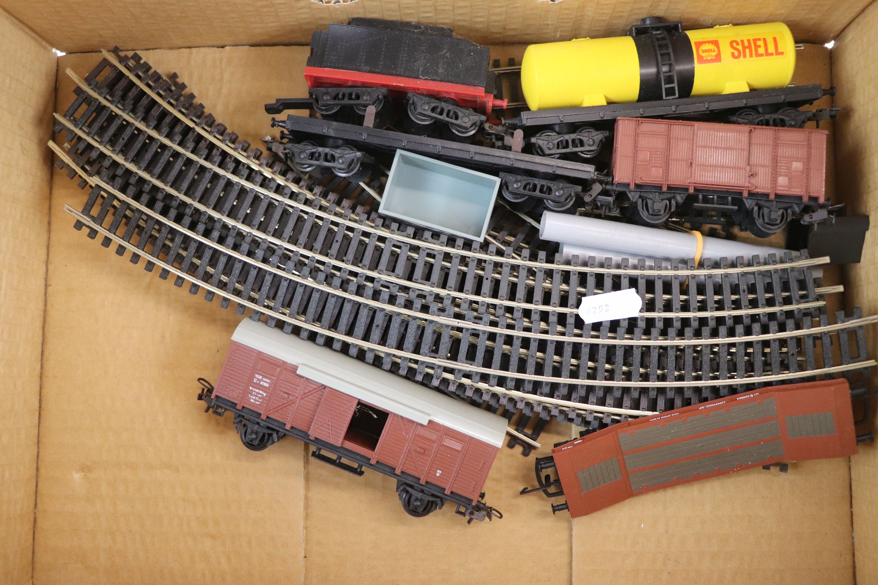 Boxed Hornby OO gauge R1048 electric train set complete with locomotive and rolling stock, box tatty - Image 6 of 7