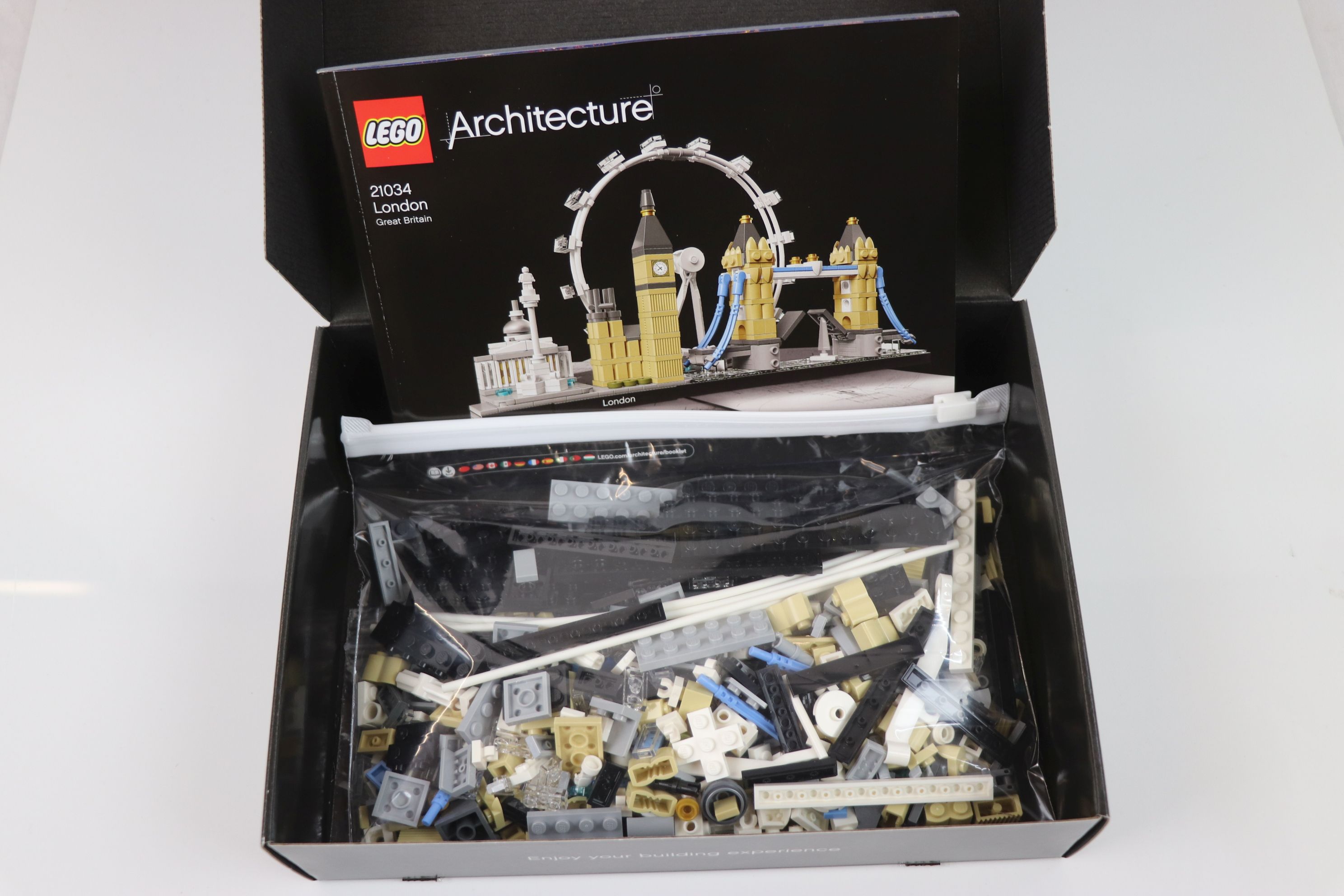 Lego - Two boxed Lego Architecture sets to include 21042 Statue of Liberty and 21034 London, both - Image 10 of 14