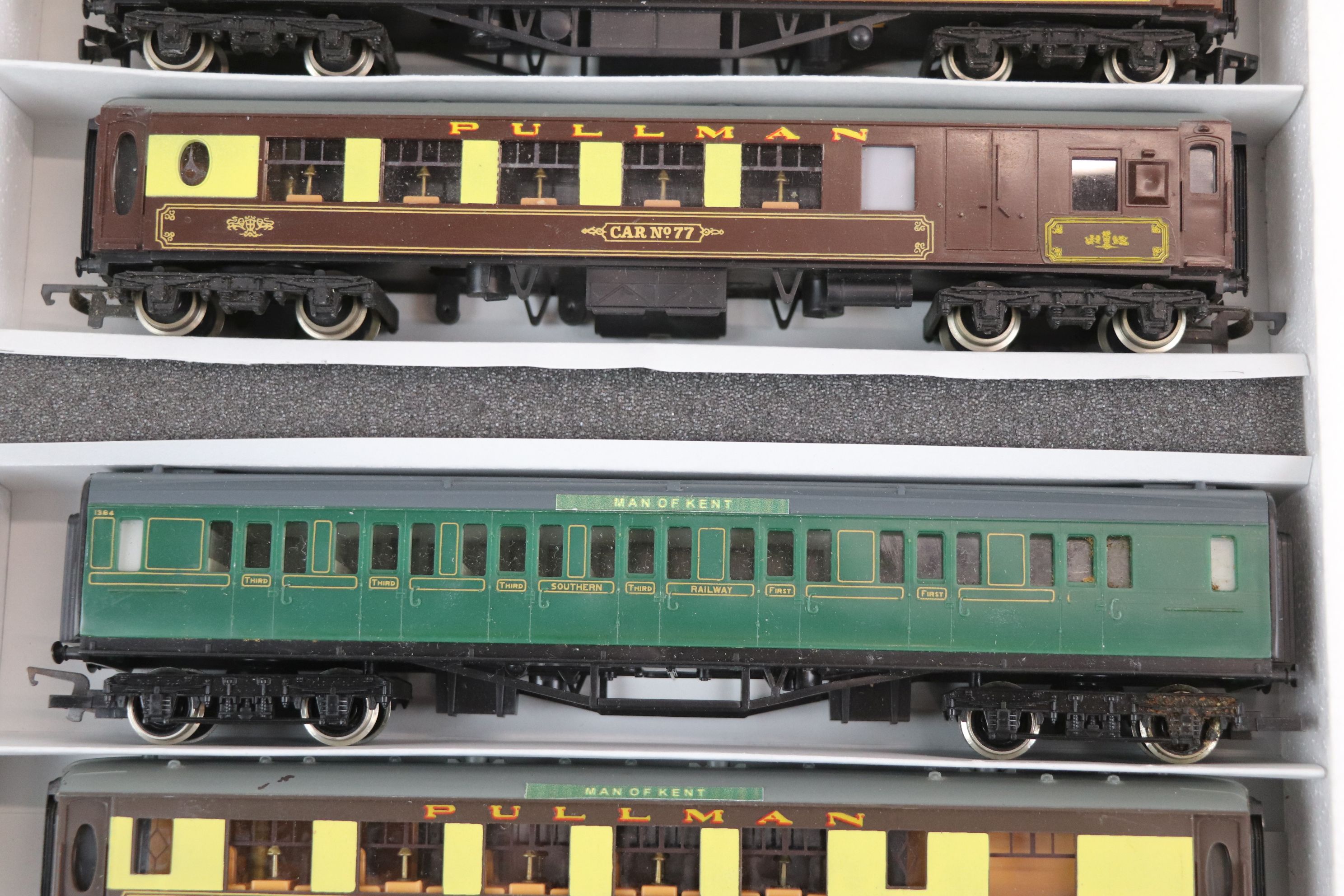 Seven Wrenn OO gauge Pullman coaches plus a Hornby Southern coach - Image 5 of 7