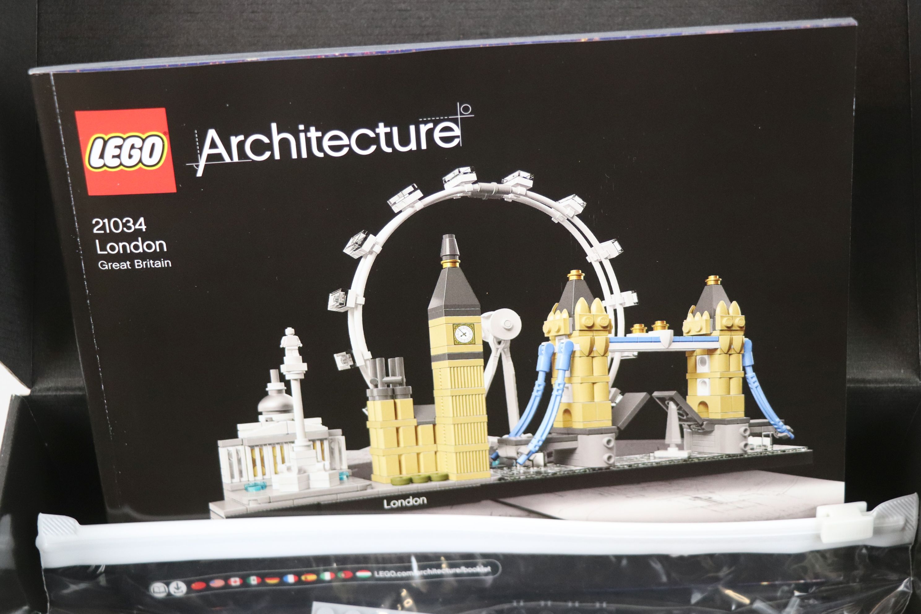 Lego - Two boxed Lego Architecture sets to include 21042 Statue of Liberty and 21034 London, both - Image 11 of 14