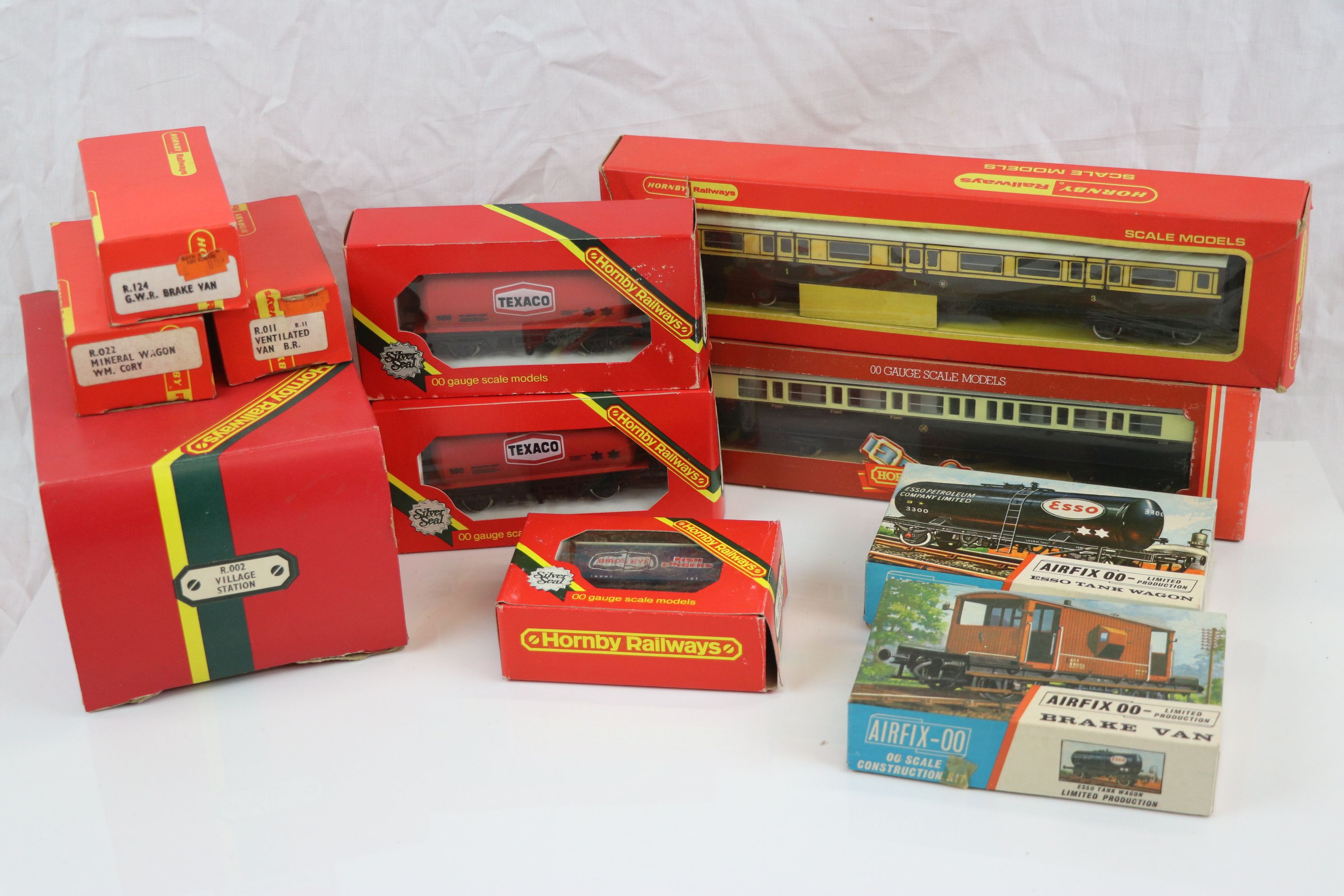 11 Boxed OO gauge items to include Hornby R002 Village Station, R26, R231, R105, R022, R011, R124, - Image 2 of 7