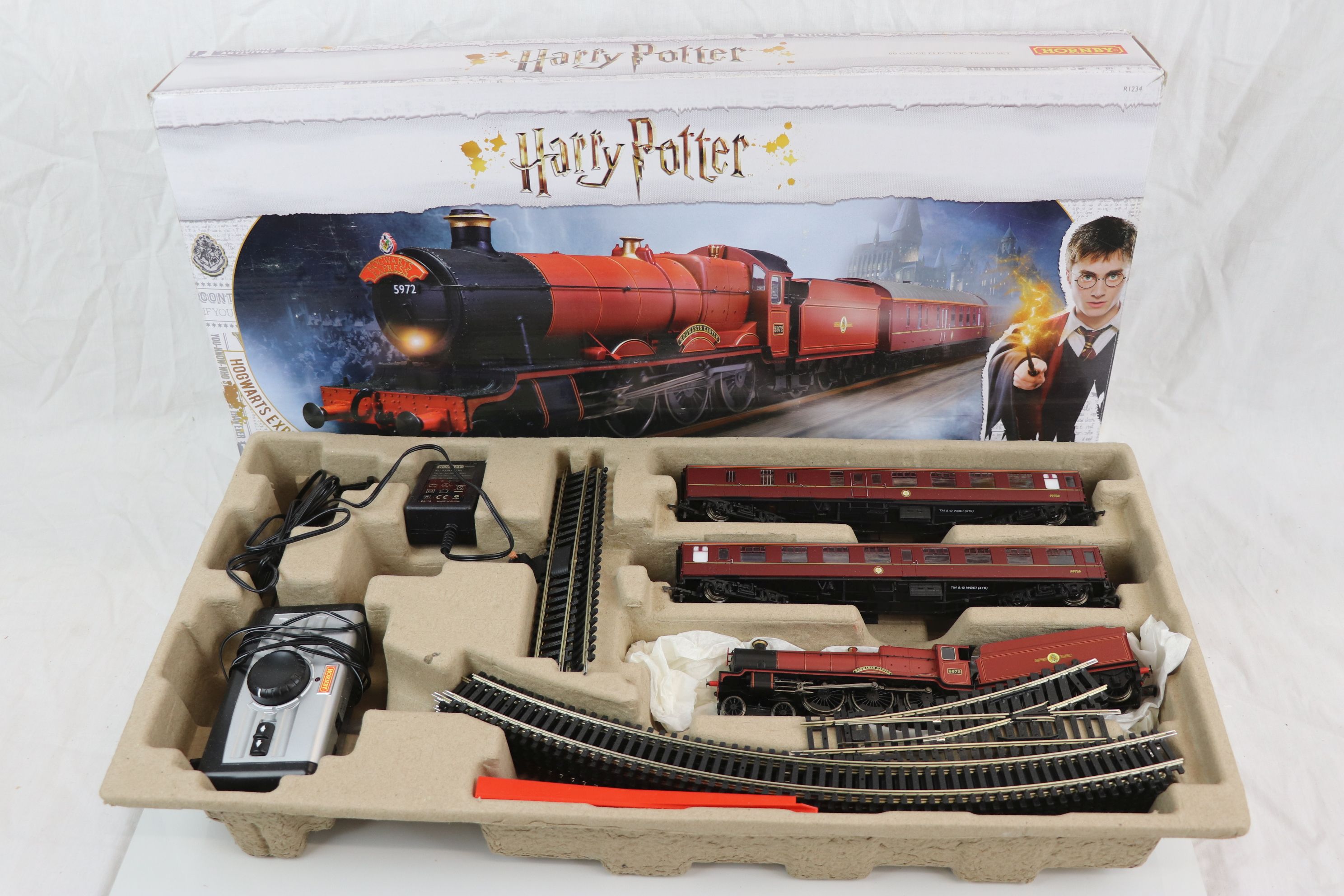 Boxed Hornby OO gauge R1234 Harry Potter Hogwarts Express electric train set with locomotive and - Image 4 of 6