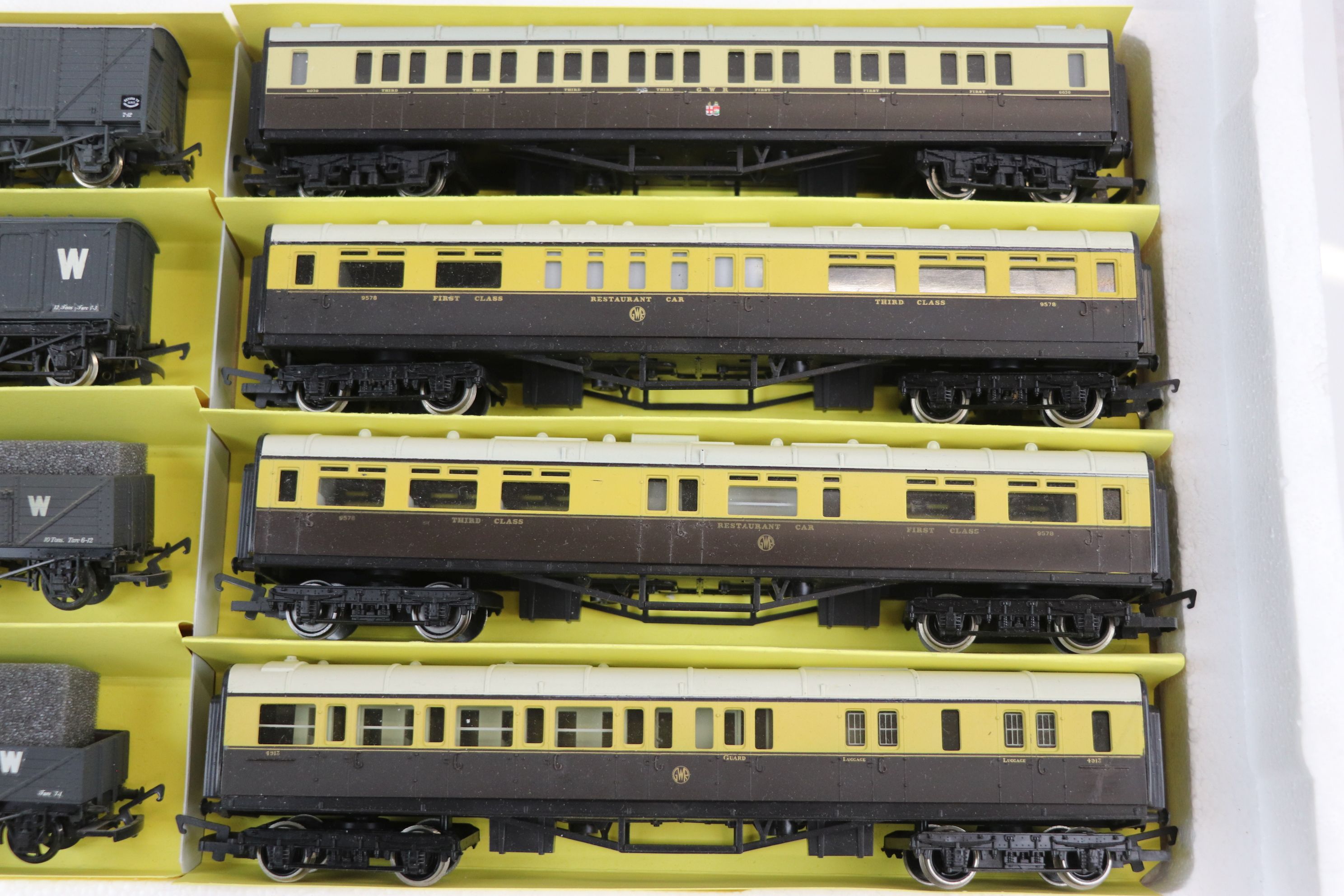 21 Items of OO gauge items of rolling stock to include Hornby and Airfix, featuring 9 x Inter-City - Image 9 of 9