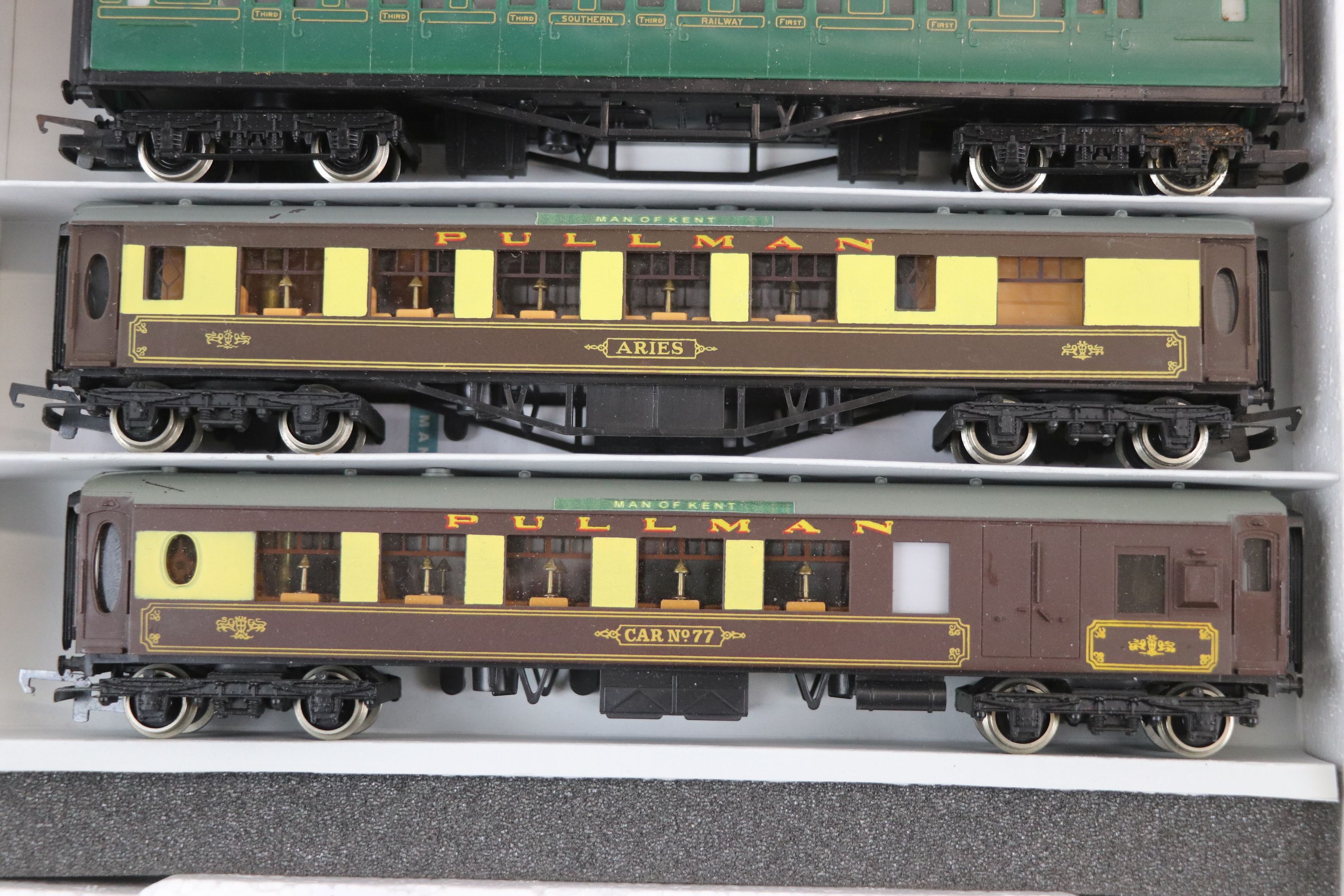 Seven Wrenn OO gauge Pullman coaches plus a Hornby Southern coach - Image 4 of 7