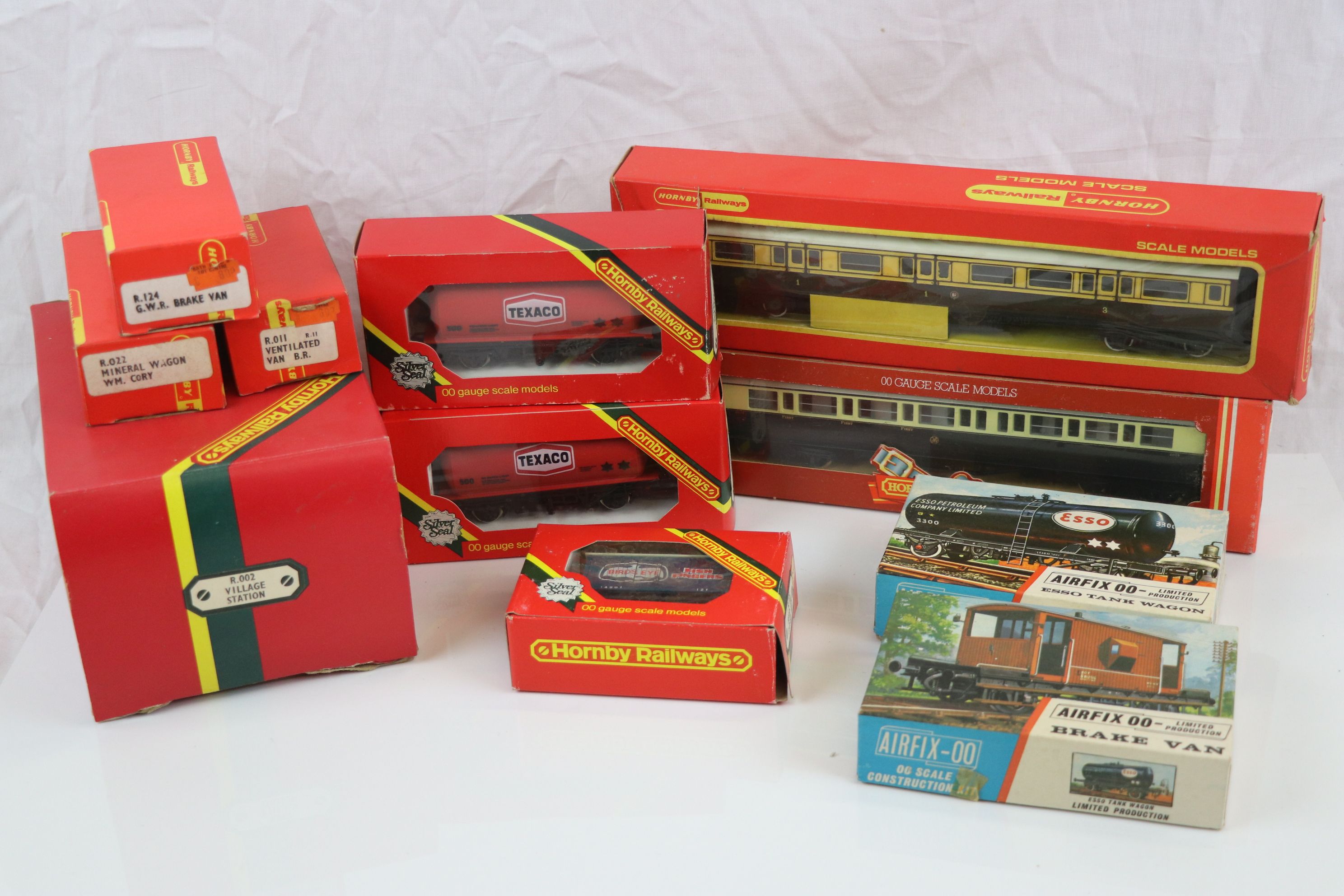 11 Boxed OO gauge items to include Hornby R002 Village Station, R26, R231, R105, R022, R011, R124,