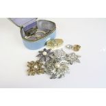 Small case of costume jewellery to include Sarah Coventry large brooch and others featuring gold