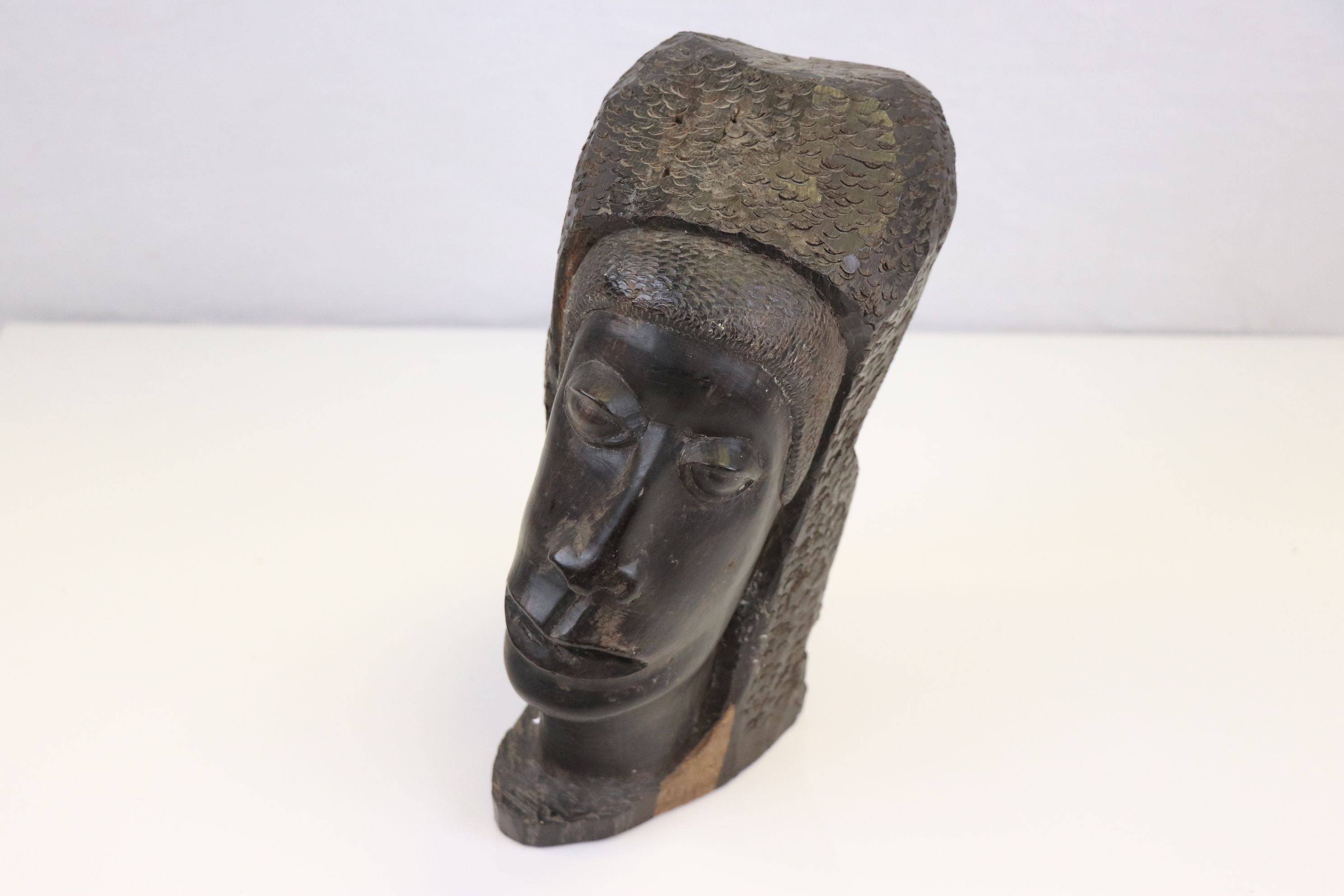 A tribal carved two-faced hardwood bust sculpture of African men - Image 2 of 4