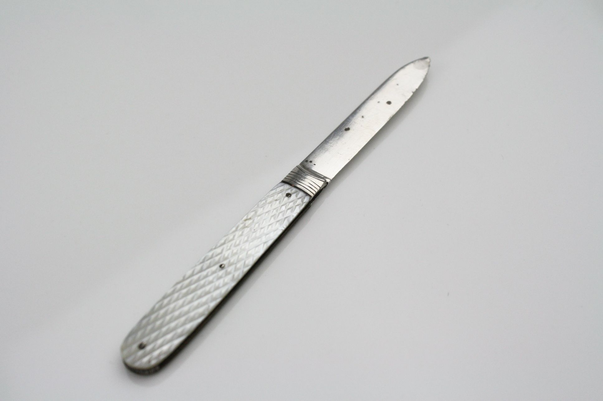 Silver and mop circa 1820's ladies fruit knife - Image 3 of 4