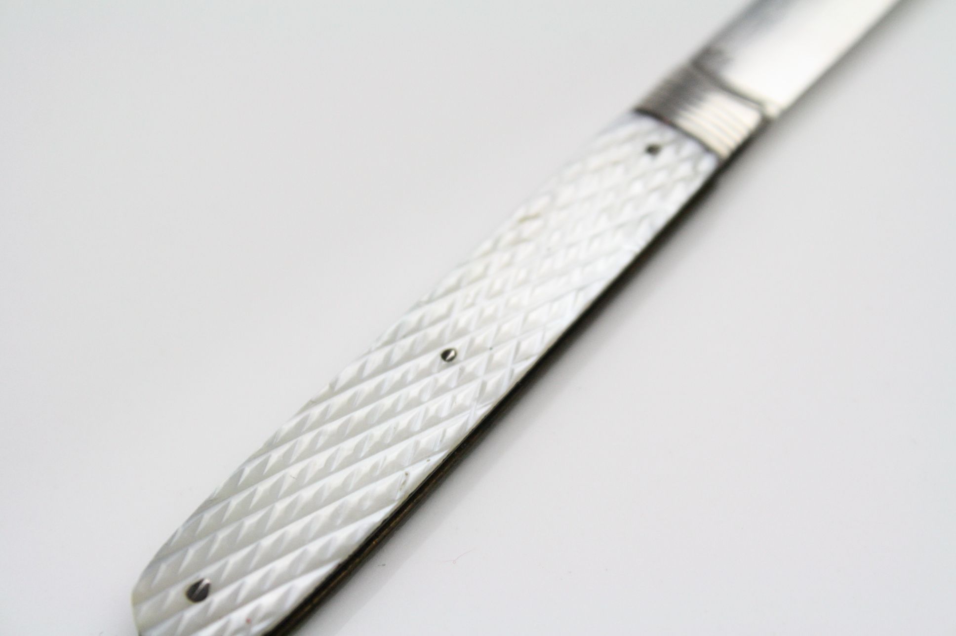 Silver and mop circa 1820's ladies fruit knife - Image 4 of 4