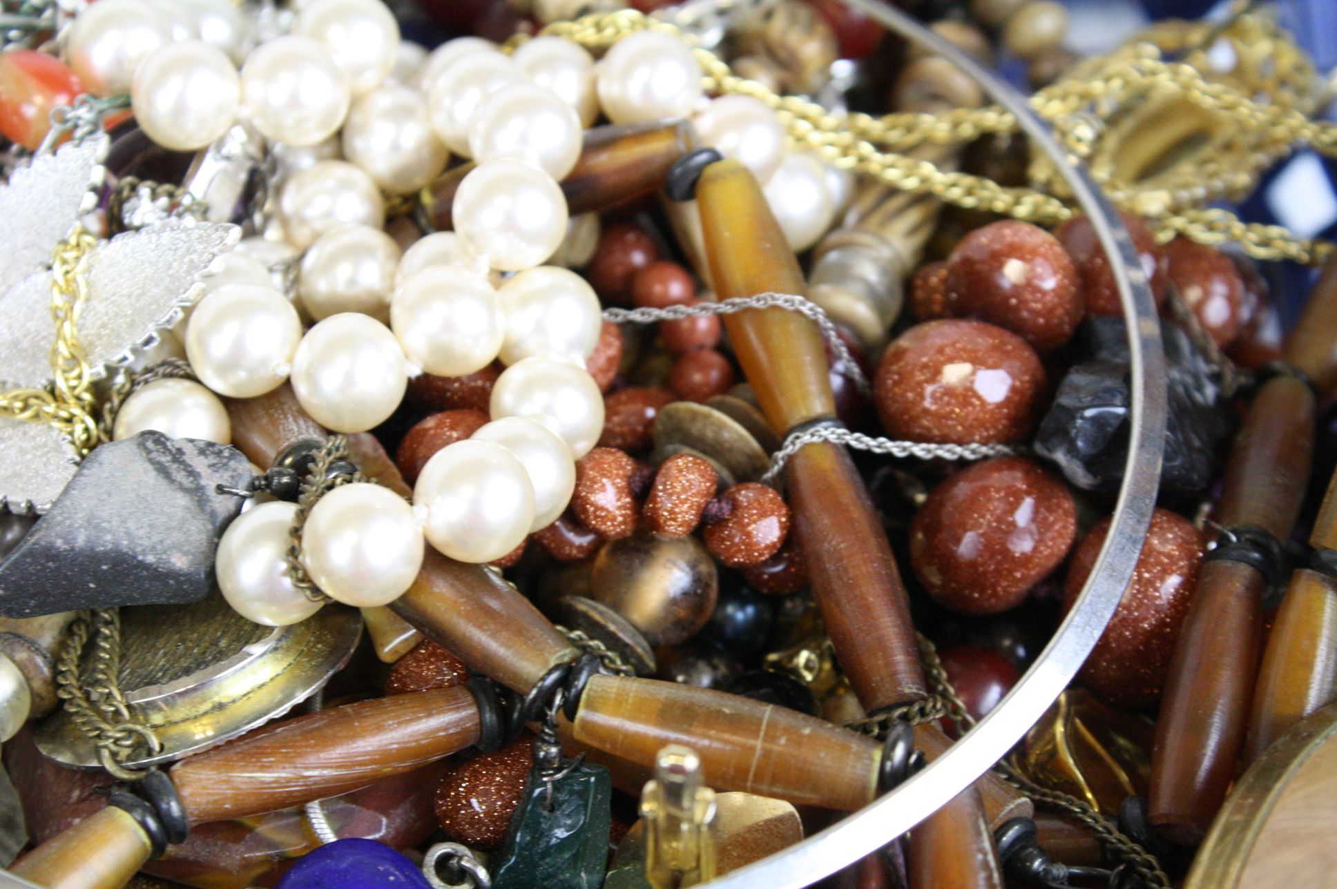 A box of mixed costume jewellery to include brooches and necklaces together with a selection of - Image 5 of 5