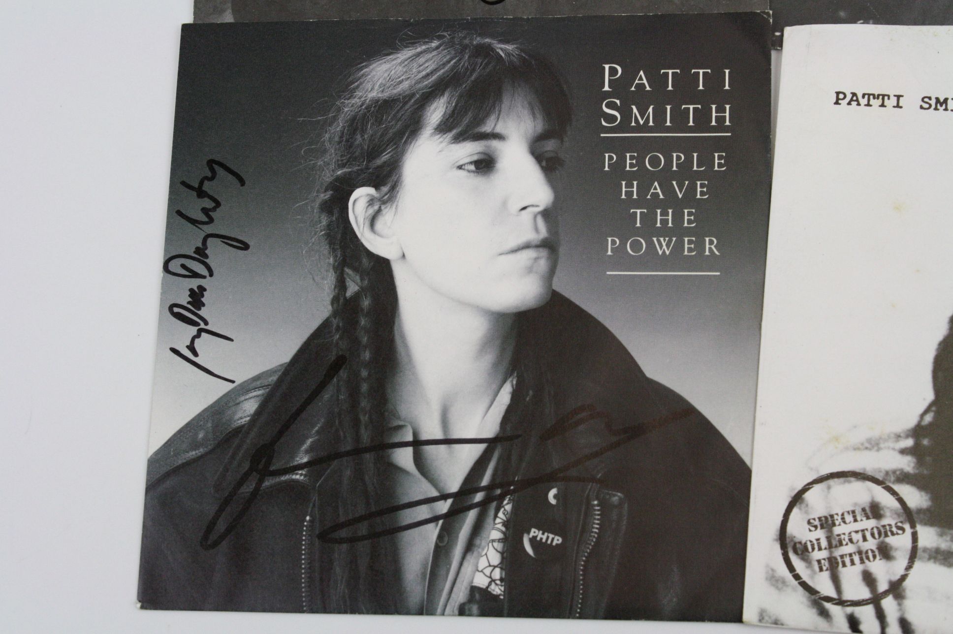 Music Autographs - Four signed Patti Smith 7" singles to include early German Piss In A River, - Image 5 of 6