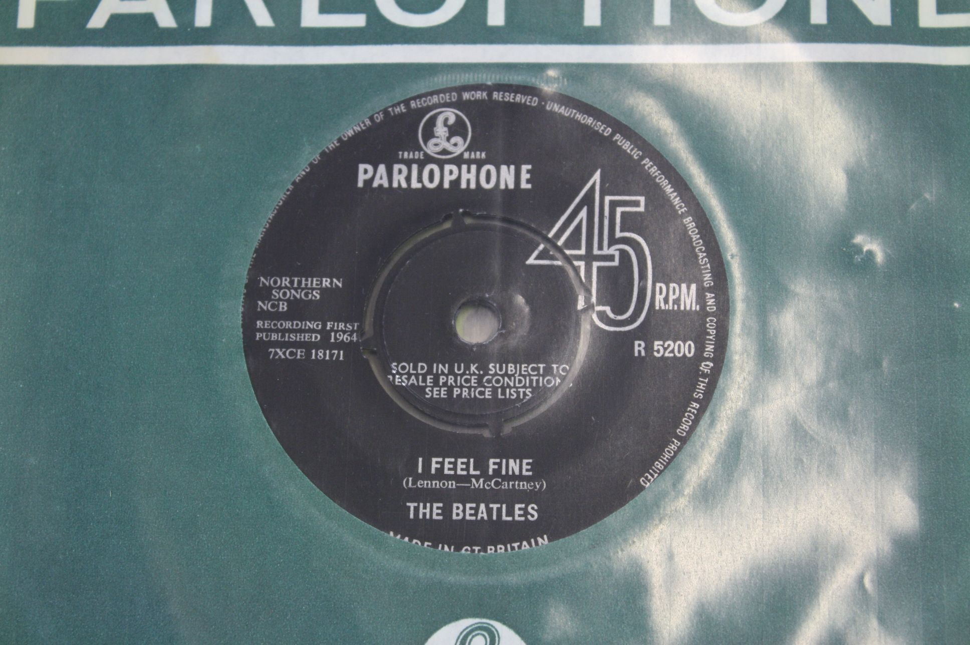 Vinyl - First class collection of 20 The Beatles 45s with some re-releases all in company sleeves in - Image 13 of 22