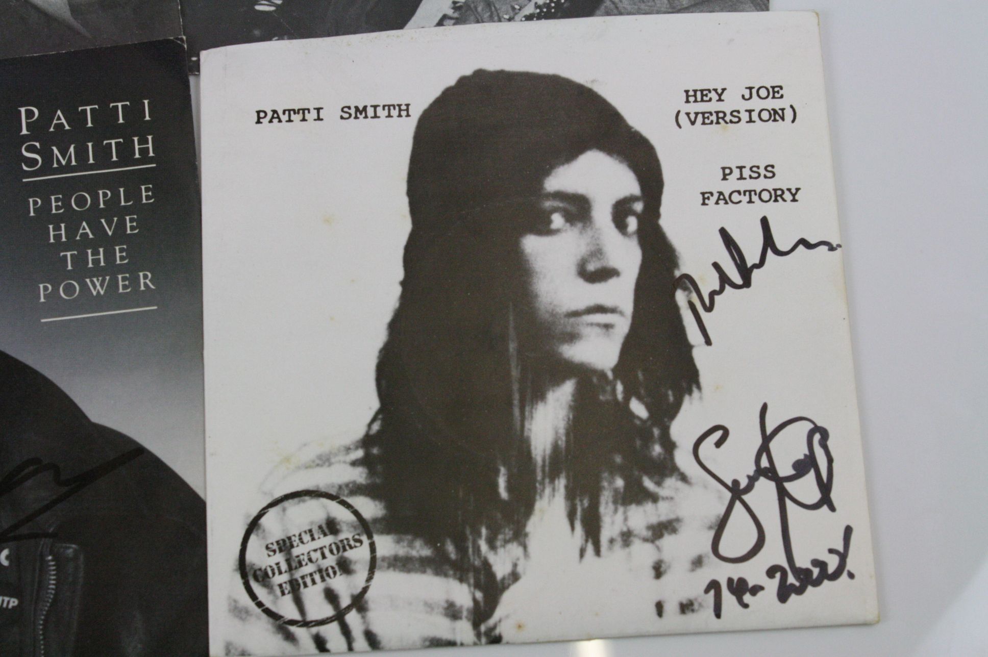 Music Autographs - Four signed Patti Smith 7" singles to include early German Piss In A River, - Image 6 of 6