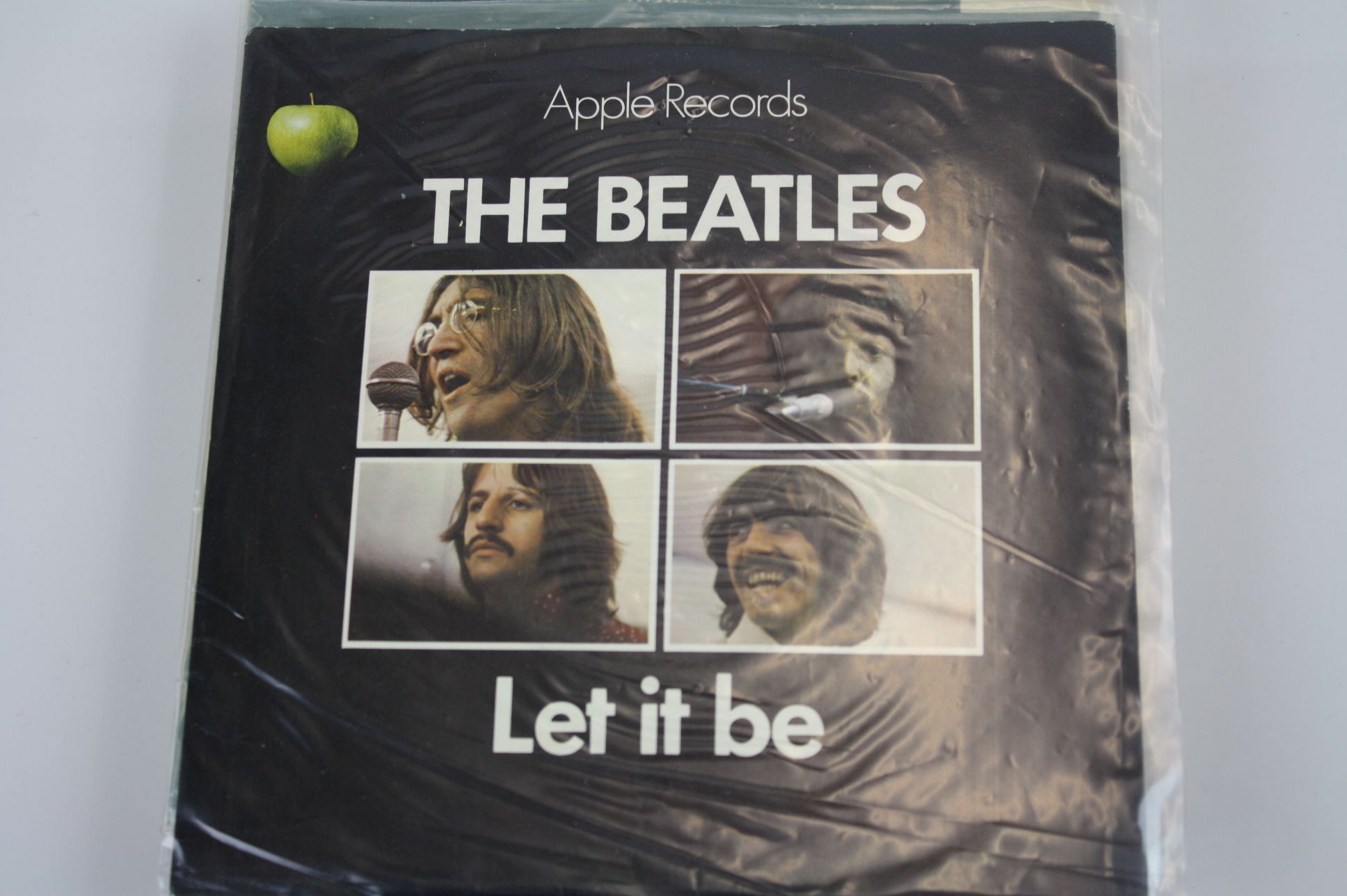 Vinyl - First class collection of 20 The Beatles 45s with some re-releases all in company sleeves in - Image 12 of 22