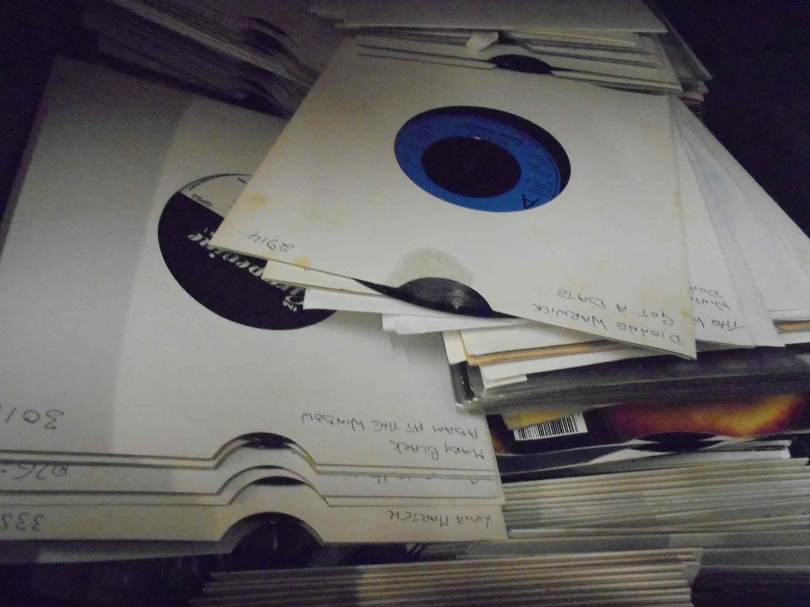 Vinyl - Very large collection of pop 45's in white sleeves from 60's onwards. Mainly in white - Image 4 of 4