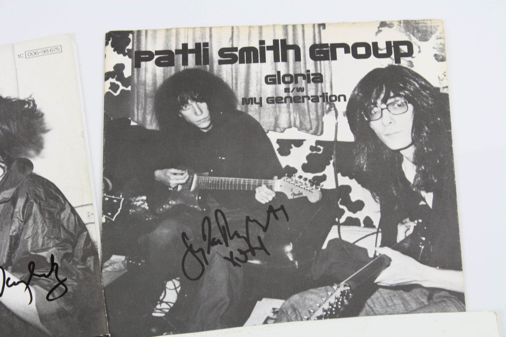 Music Autographs - Four signed Patti Smith 7" singles to include early German Piss In A River, - Image 4 of 6