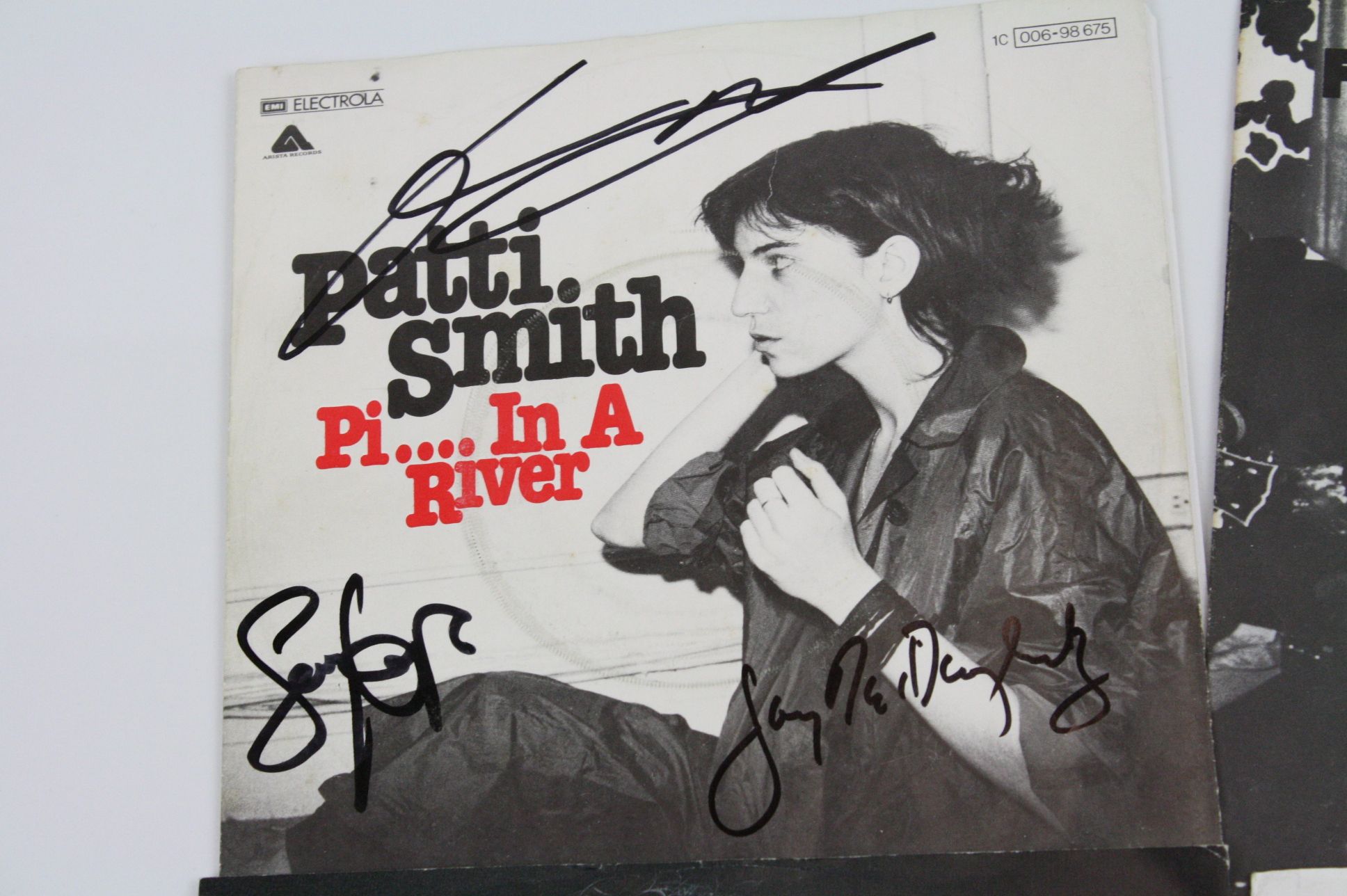 Music Autographs - Four signed Patti Smith 7" singles to include early German Piss In A River, - Image 3 of 6