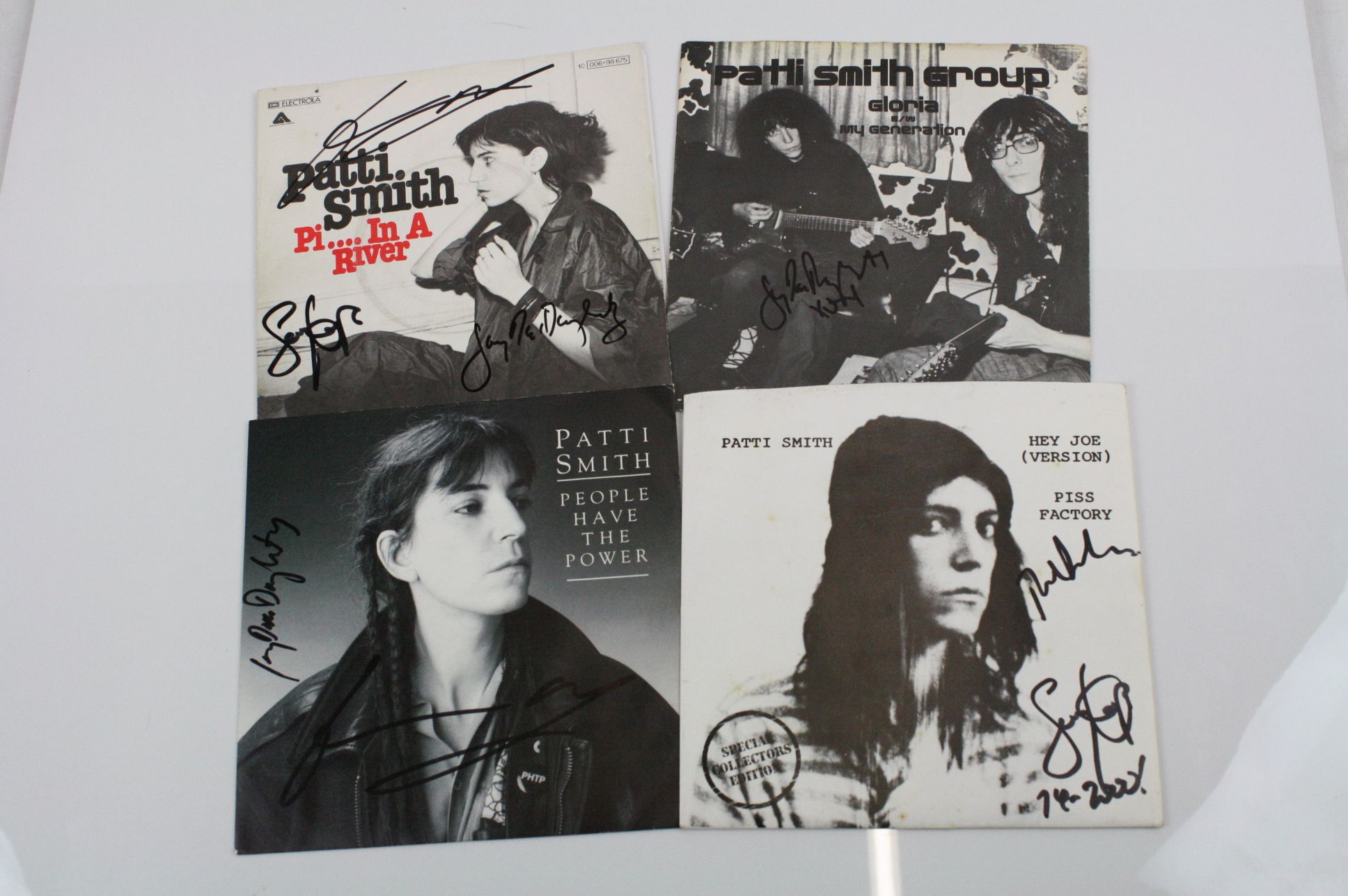 Music Autographs - Four signed Patti Smith 7" singles to include early German Piss In A River, - Image 2 of 6