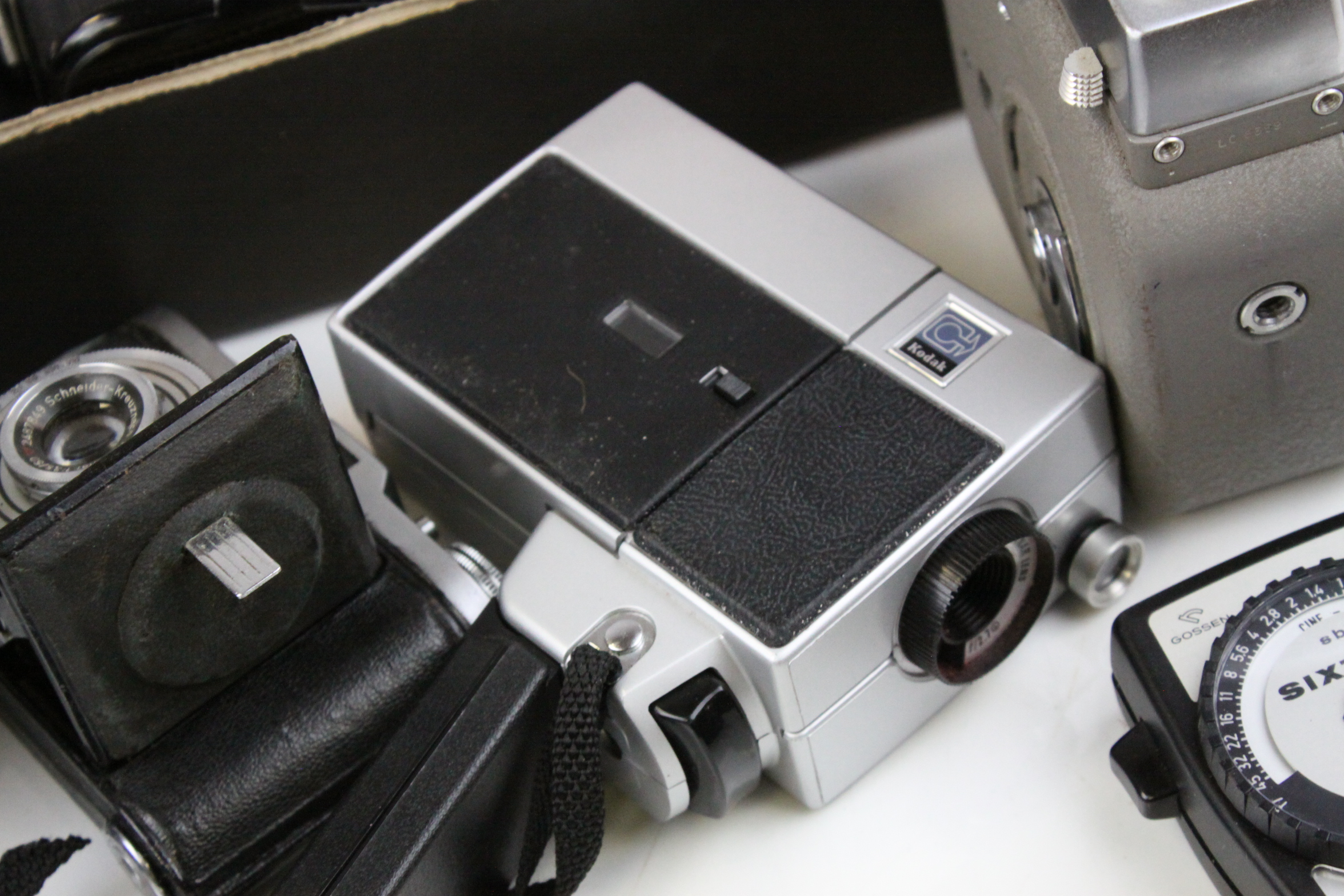 Collection of Vintage Box Cameras, mainly made by Kodak plus a selection of 8mm Cine Cameras - Image 4 of 6