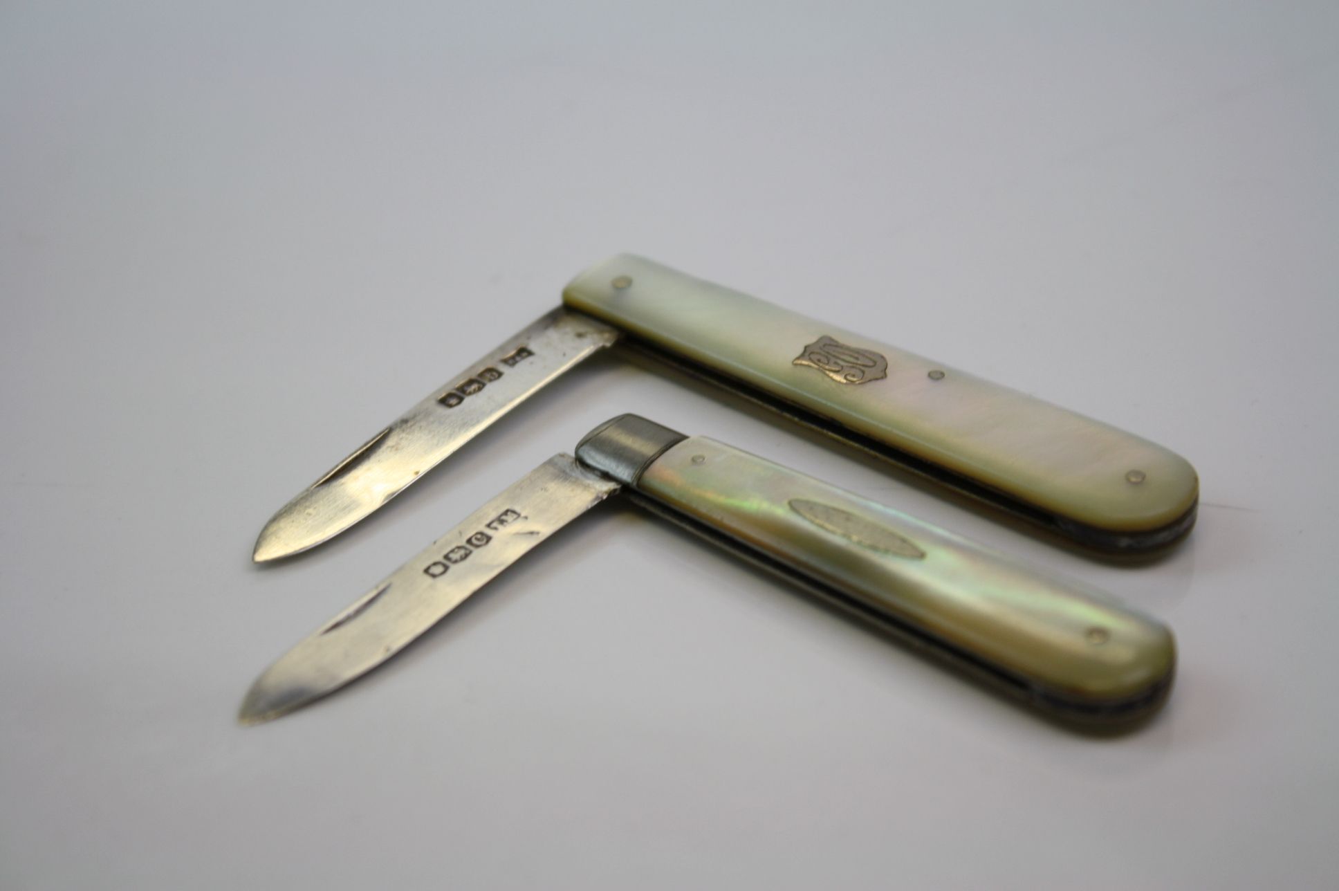 Two fully hallmarked sterling silver & mother of pearl folding fruit knives. - Image 4 of 4